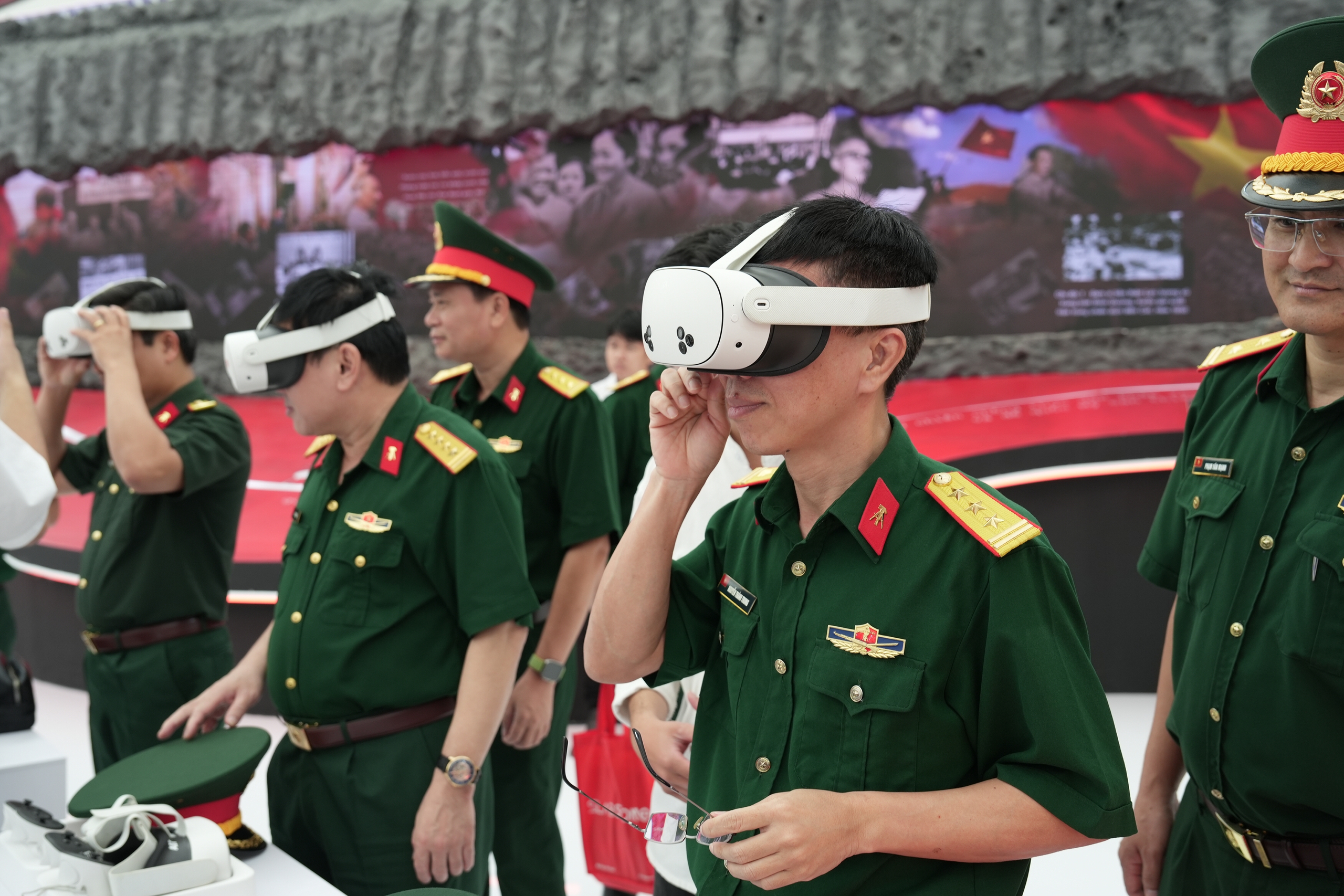 Triển l&atilde;m th&agrave;nh tựu Đất nước tại TP HCM thu h&uacute;t sự ch&uacute; &yacute; của Người d&acirc;n - Ảnh 4.