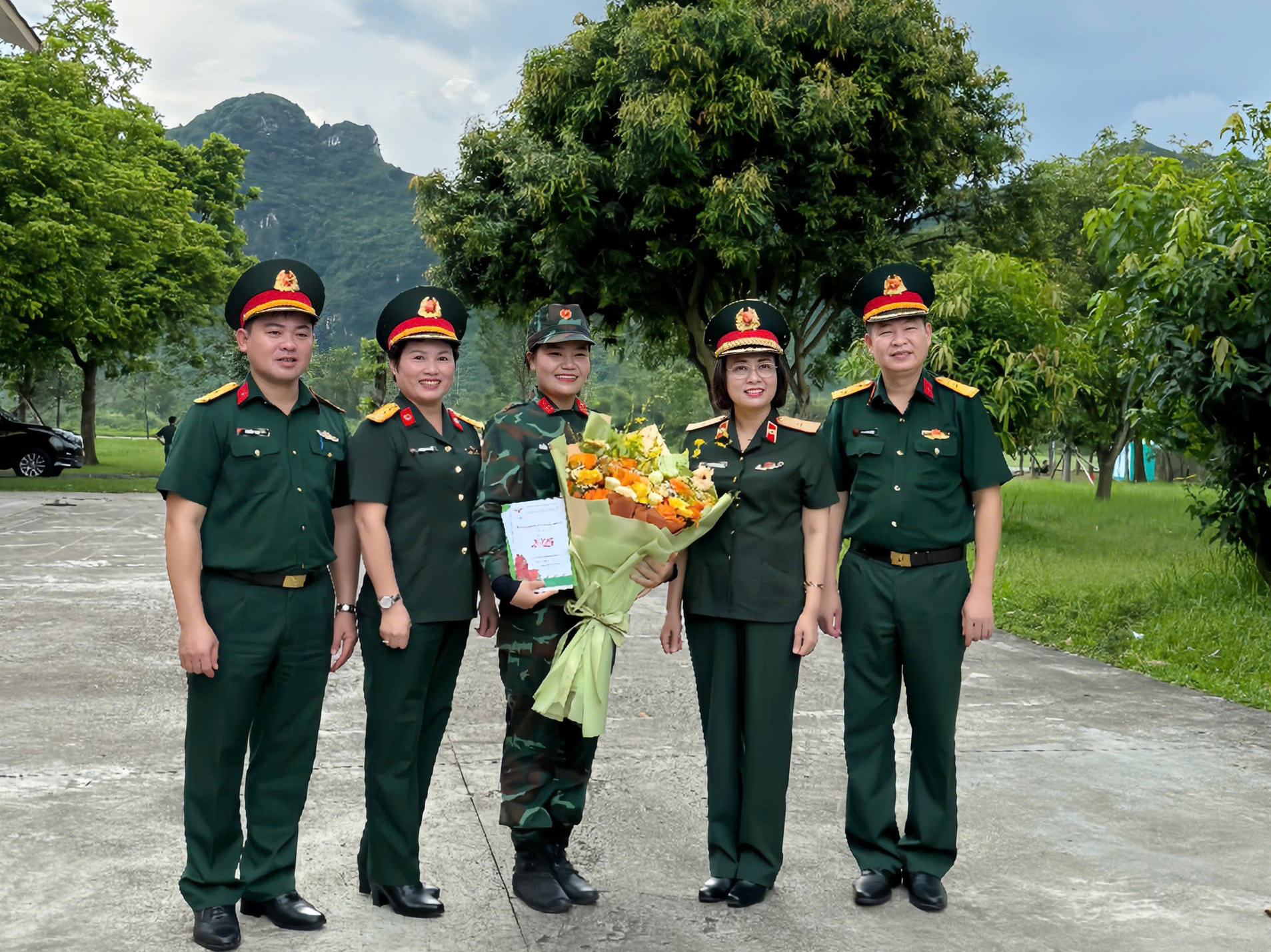 Hai chị em ruột s&aacute;nh vai trong đội h&igrave;nh diễu binh, diễu h&agrave;nh - Ảnh 4.