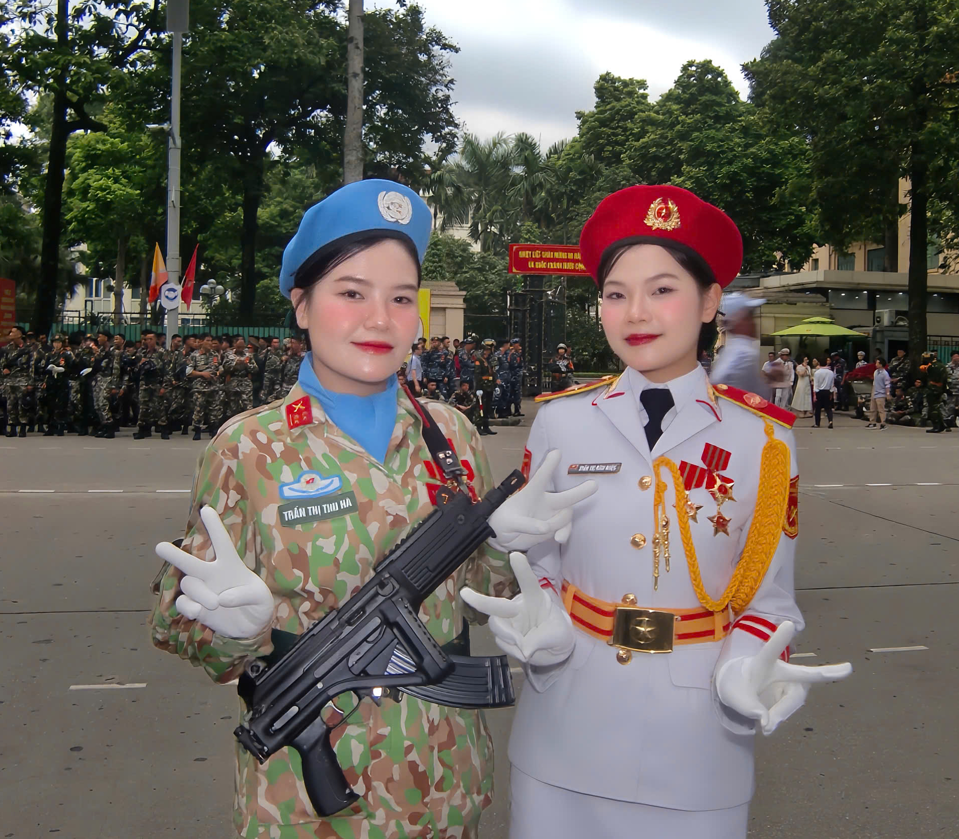 Hai chị em ruột s&aacute;nh vai trong đội h&igrave;nh diễu binh, diễu h&agrave;nh - Ảnh 2.
