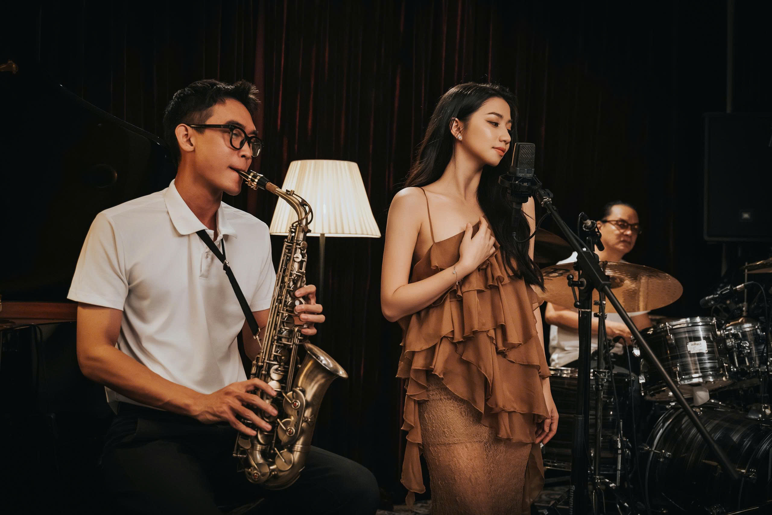 Ca sĩ Th&ugrave;y Anh: L&agrave;m g&igrave; khi d&ograve;ng nhạc bolero đang b&atilde;o h&ograve;a? - Ảnh 2.