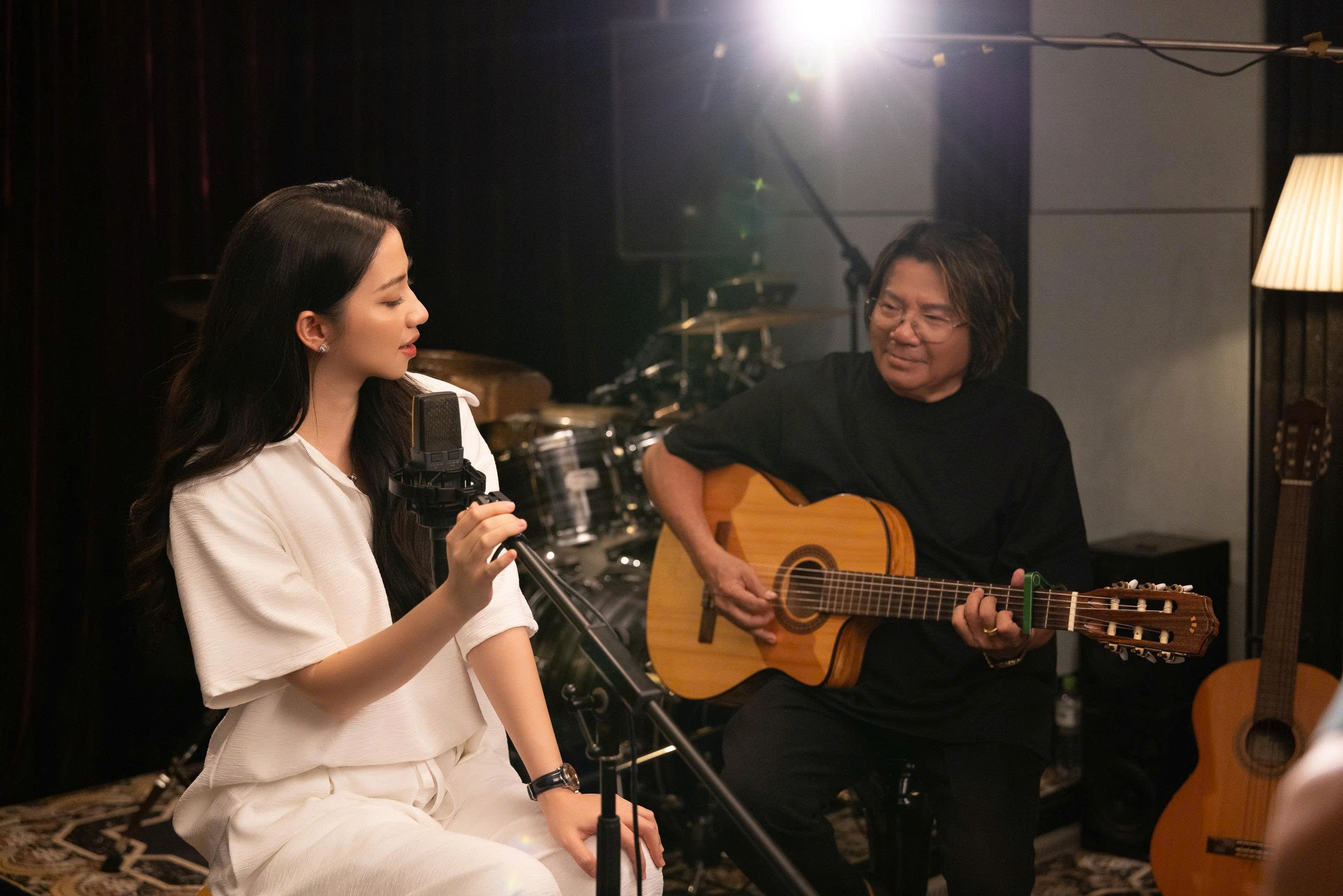 Ca sĩ Th&ugrave;y Anh: L&agrave;m g&igrave; khi d&ograve;ng nhạc bolero đang b&atilde;o h&ograve;a? - Ảnh 3.