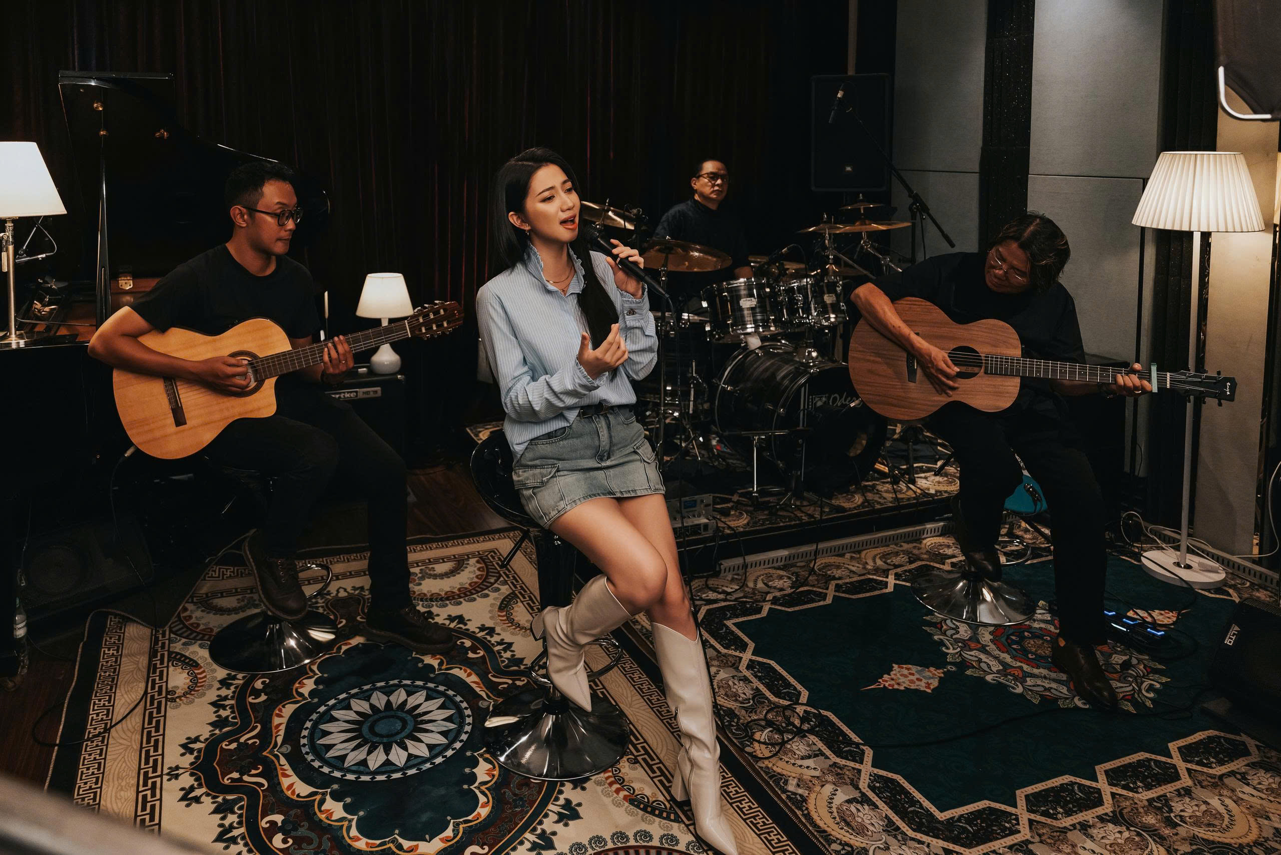 Ca sĩ Th&ugrave;y Anh: L&agrave;m g&igrave; khi d&ograve;ng nhạc bolero đang b&atilde;o h&ograve;a? - Ảnh 4.