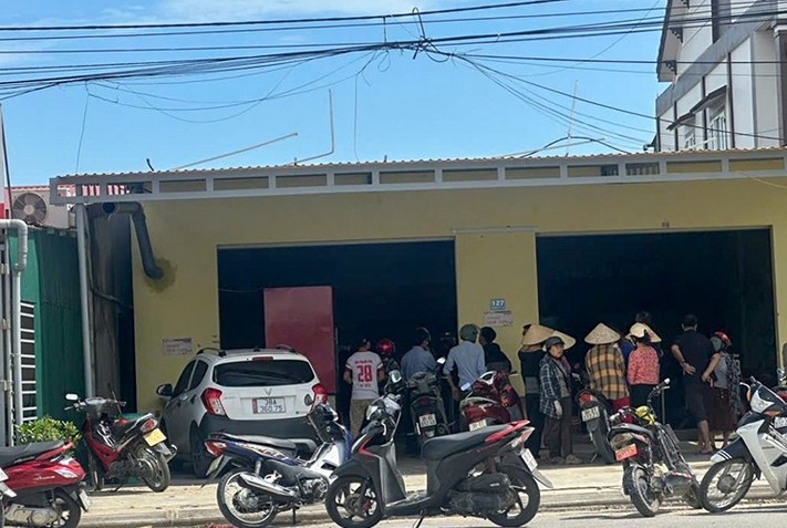 Ph&aacute; cửa qu&aacute;n b&aacute;nh canh th&igrave; ph&aacute;t hiện 2 vợ chồng tử vong, 2 con nguy kịch- Ảnh 1.