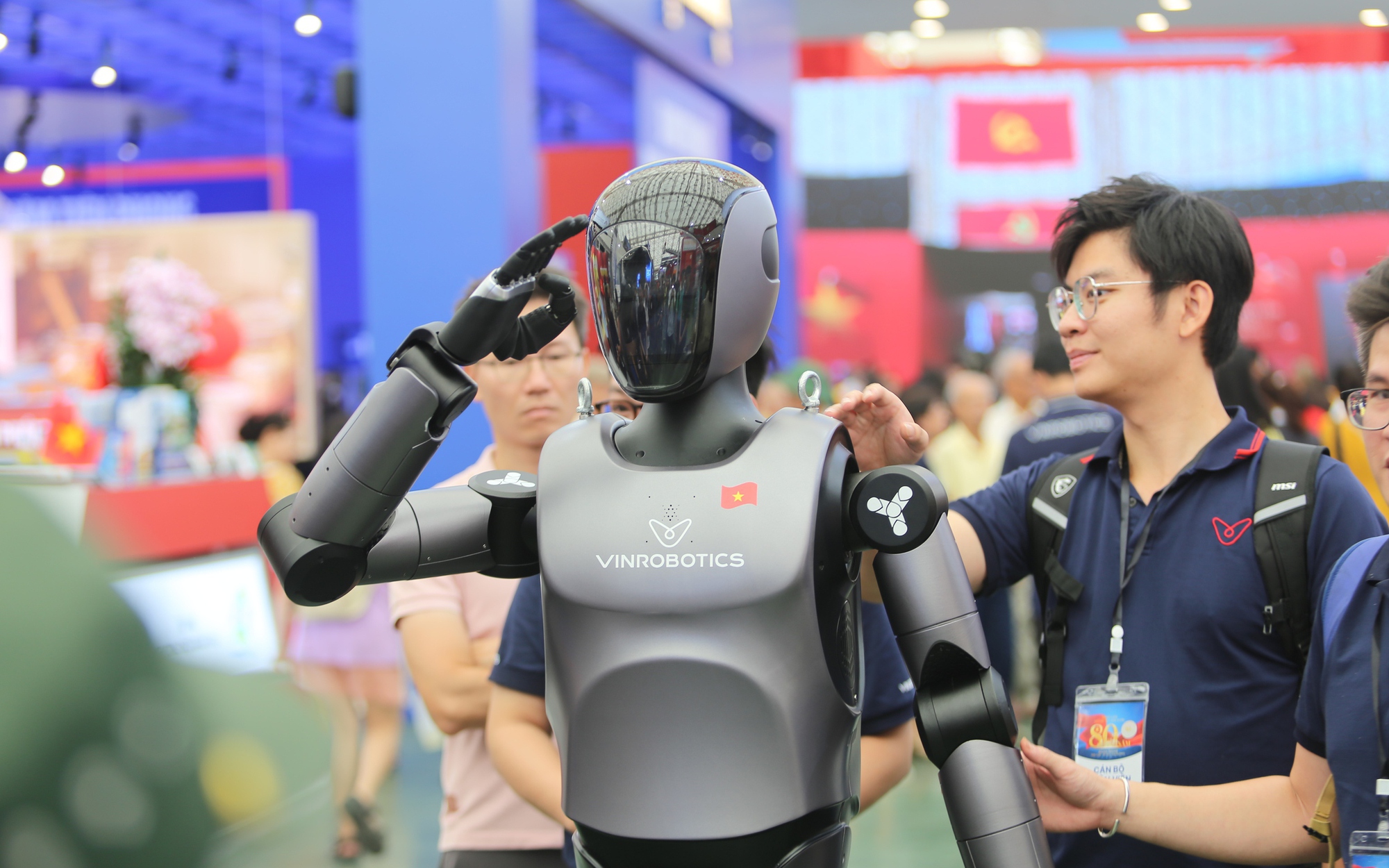 VIDEO: Người dân thích thú khi robot hình người vẫy tay chào, đi dạo tại triển lãm