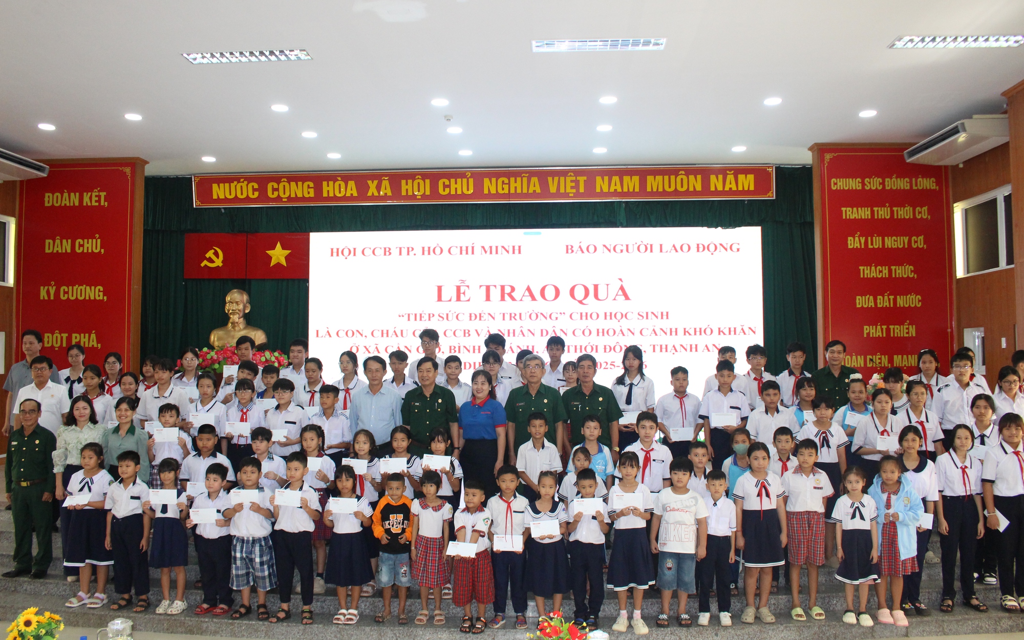 "Tiếp sức đến trường": Trao quà cho học sinh vùng khó khăn của TP HCM