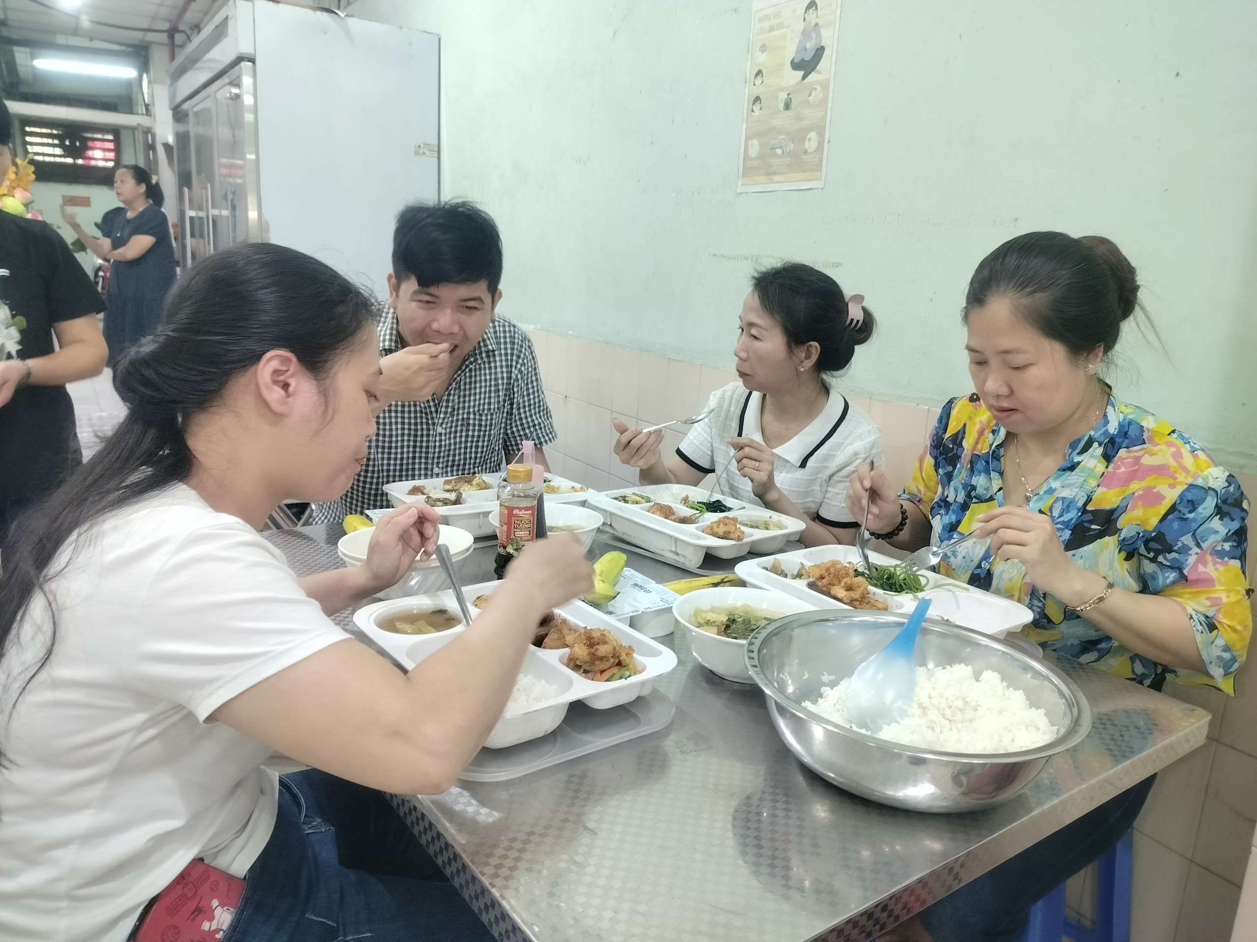 H&agrave;ng chục ng&agrave;n c&ocirc;ng nh&acirc;n c&ugrave;ng thưởng thức bữa ăn ca đặc biệt- Ảnh 3.