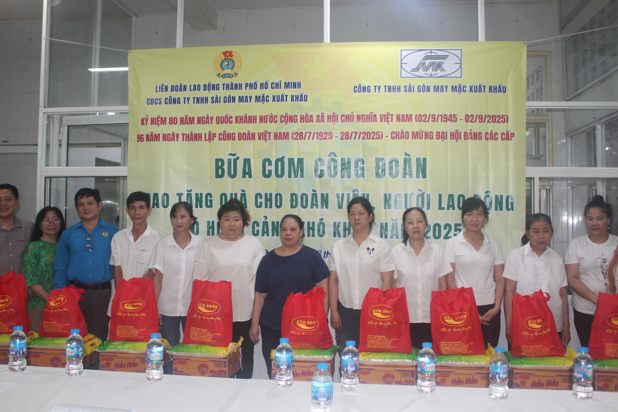 H&agrave;ng chục ng&agrave;n c&ocirc;ng nh&acirc;n c&ugrave;ng thưởng thức bữa ăn ca đặc biệt- Ảnh 5.