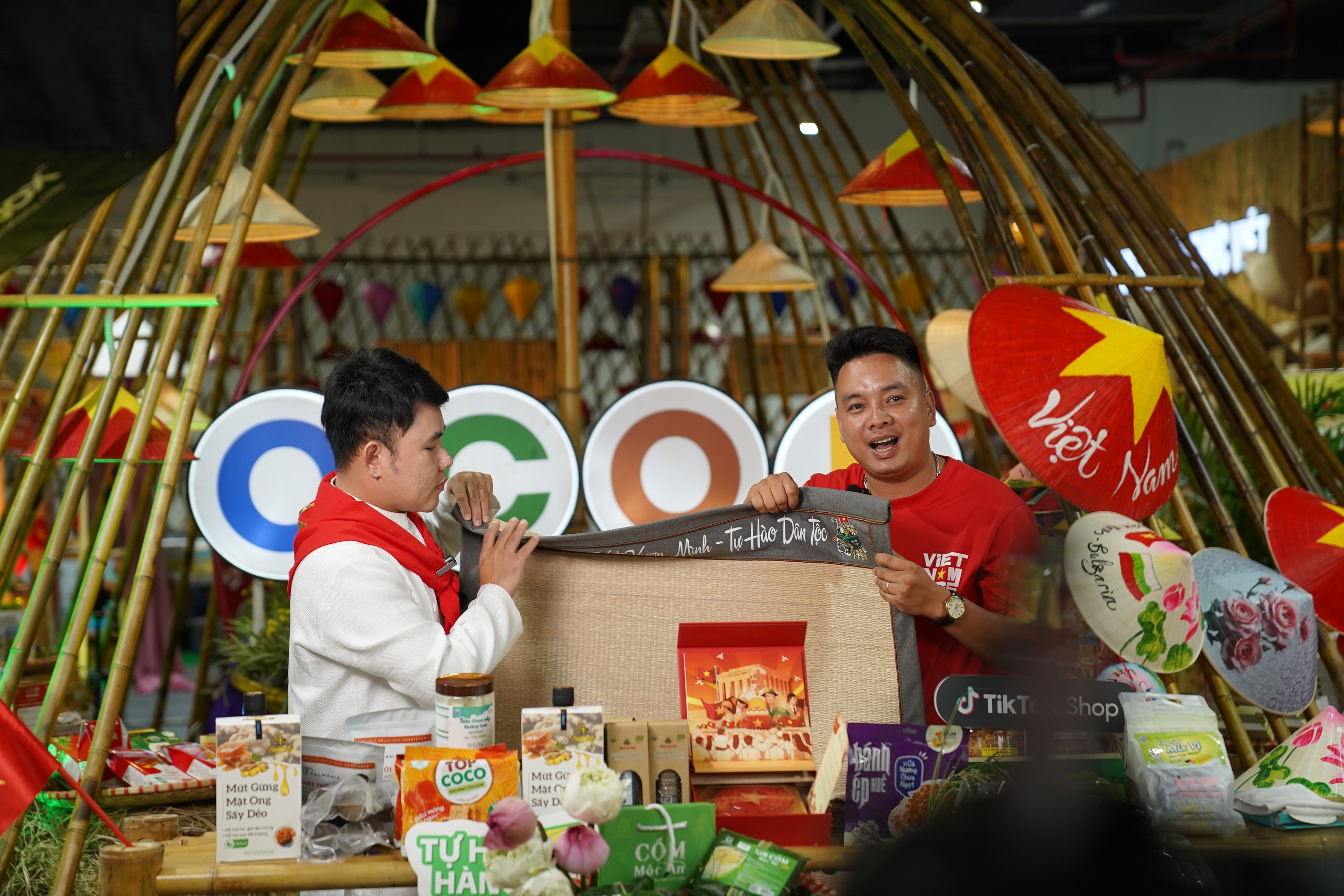 Sản phẩm y&ecirc;u nước đắt h&agrave;ng tr&ecirc;n livestream, b&aacute;n ra 50 ng&agrave;n đơn h&agrave;ng- Ảnh 1.