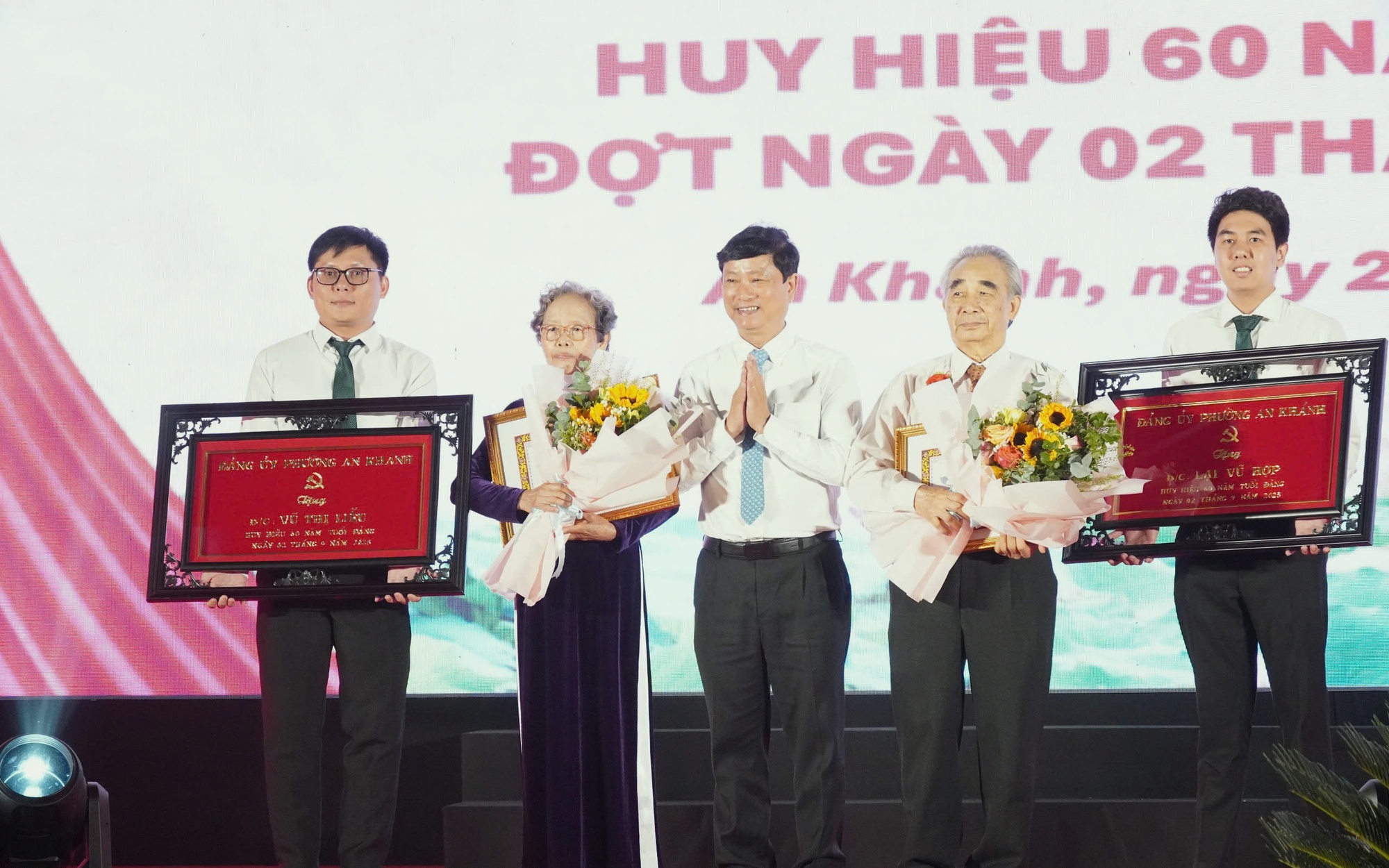 Chủ tịch HĐND TP HCM trao Huy hiệu Đảng tại phường An Khánh