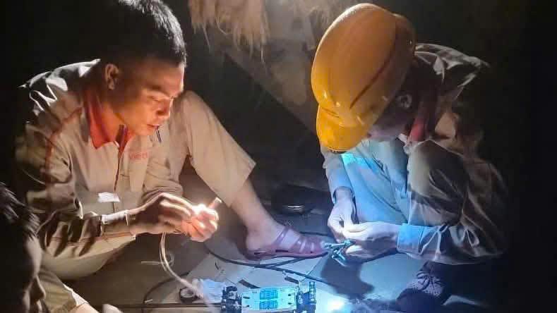 Người Viettel xuyên đêm khắc phục sự cố, đảm bảo thông tin liên lạc thông suốt cho khách hàng- Ảnh 3.