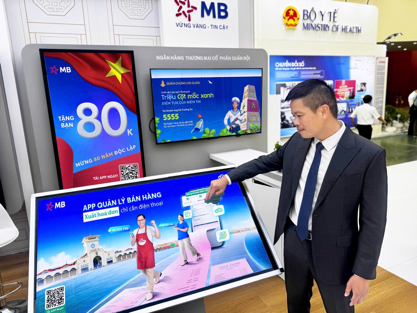 MB tham gia Triển l&atilde;m Th&agrave;nh tựu đất nước A80: Khẳng định mục ti&ecirc;u đồng h&agrave;nh ph&aacute;t triển c&ugrave;ng quốc gia- Ảnh 2.