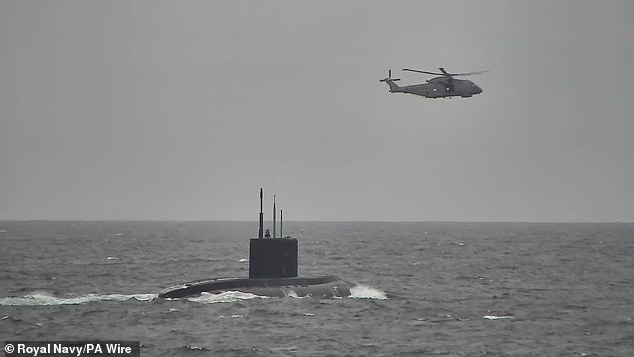 Anh điều m&aacute;y bay c&ugrave;ng NATO săn t&agrave;u ngầm Nga - Ảnh 1.