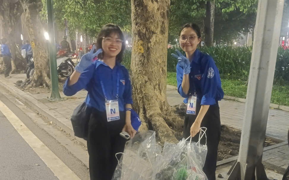 VIDEO: Những nữ sinh viên xinh xắn xuyên đêm dọn rác trong những ngày lễ A80