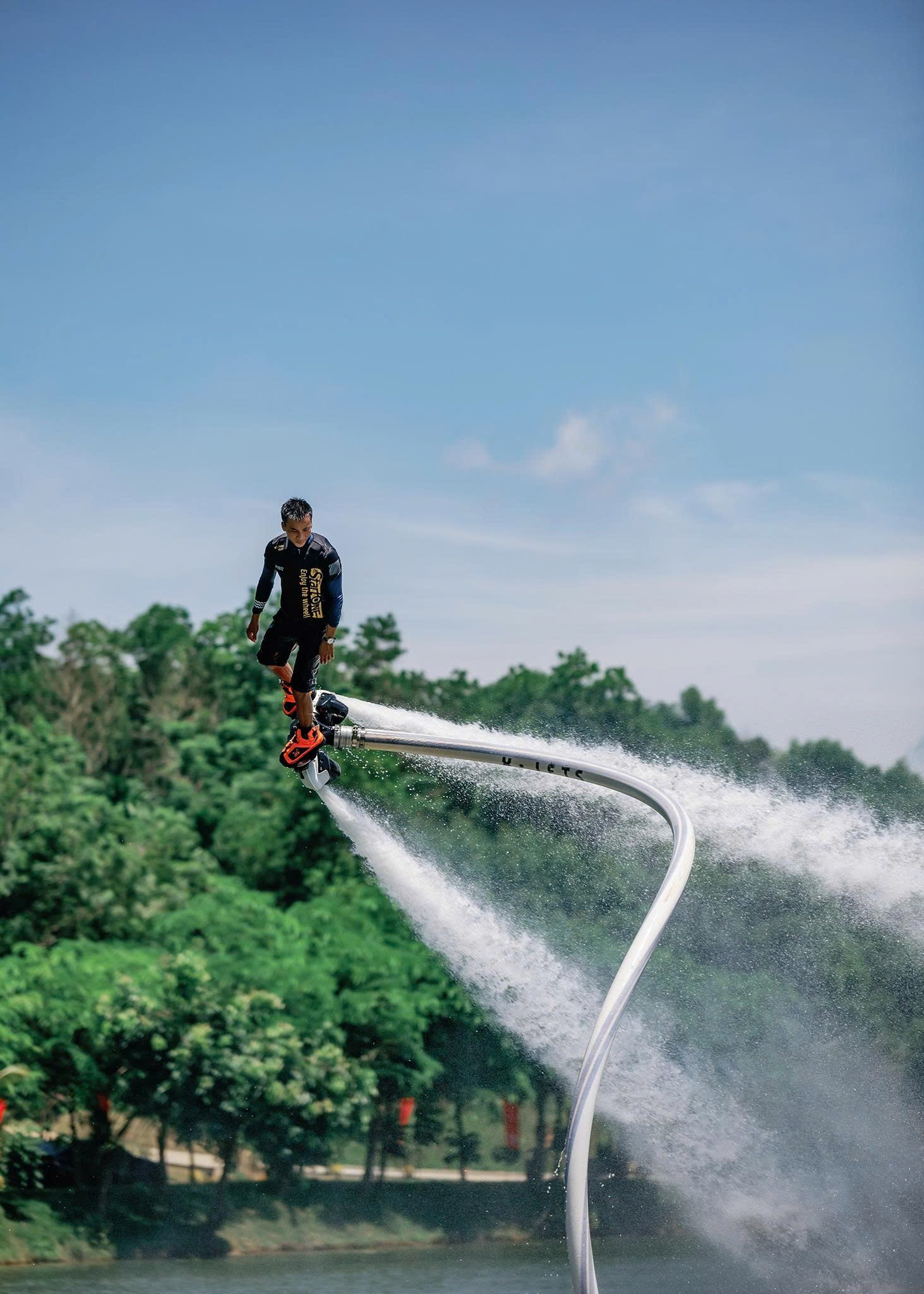 Bay giữa Lamori với flyboard đỉnh cao- Ảnh 1.