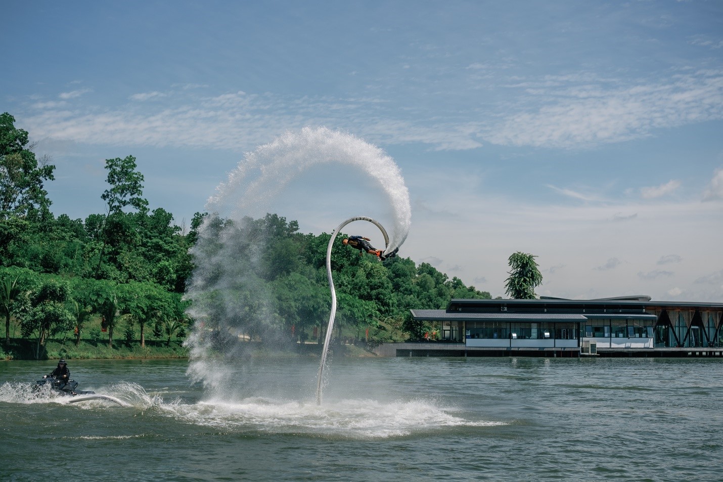 Bay giữa Lamori với flyboard đỉnh cao- Ảnh 4.