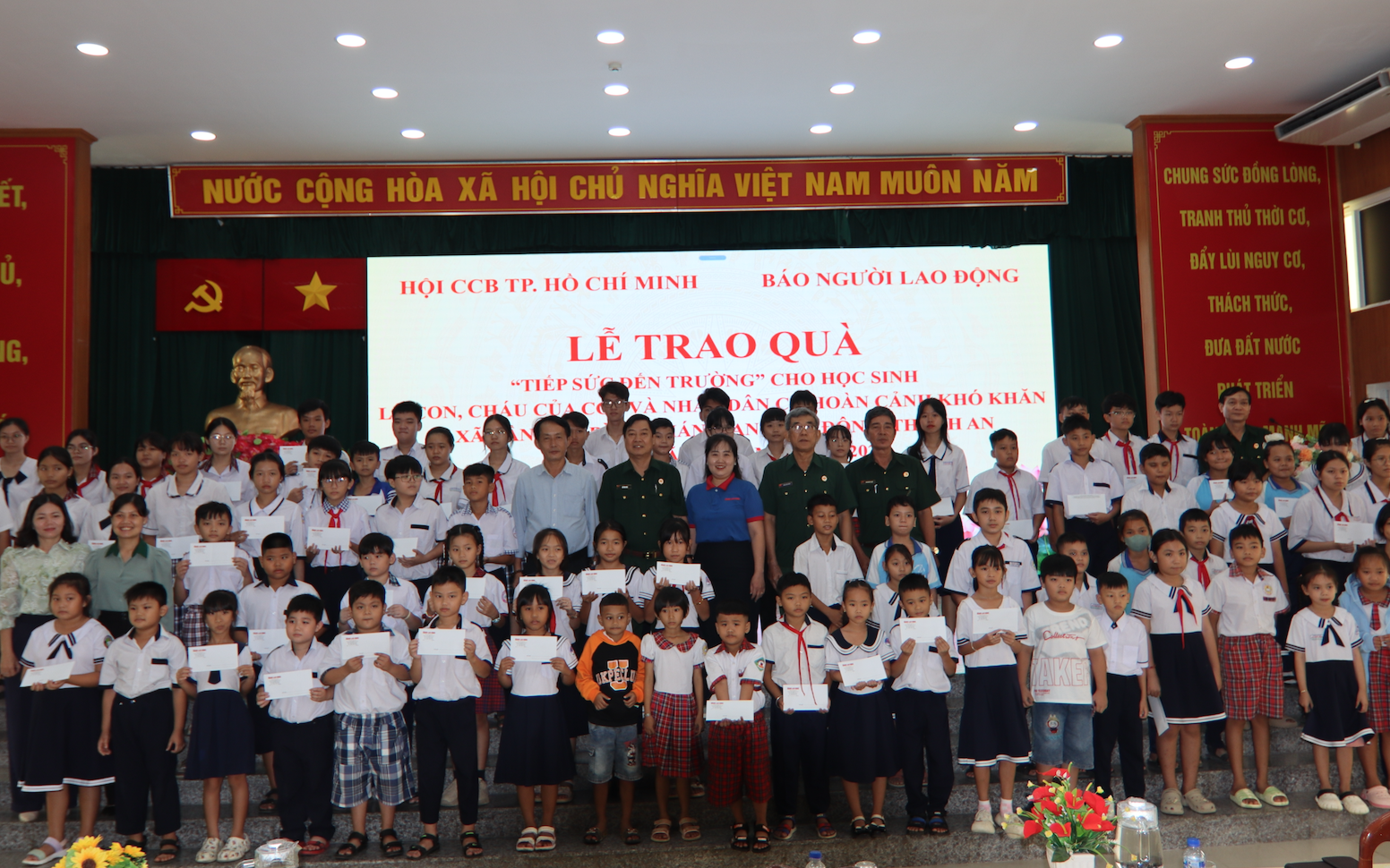 100 suất hỗ trợ học tập cho học sinh có hoàn cảnh khó khăn ở Cần Giờ (cũ)