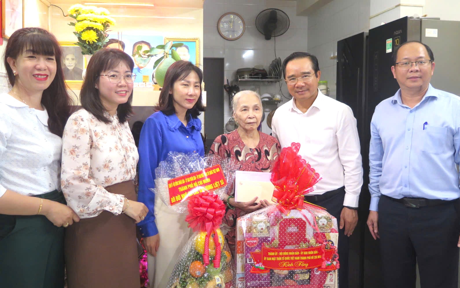 Chủ tịch UBND TP HCM thăm, tặng quà Mẹ Việt Nam anh hùng