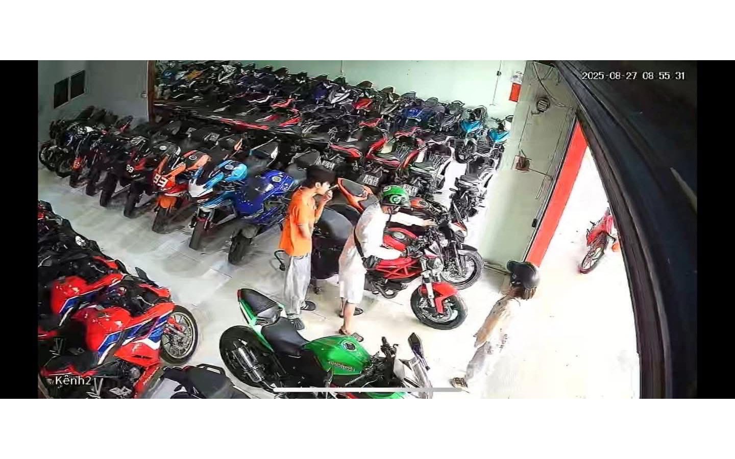 VIDEO: Mua xe máy, bỏ “người yêu" ở lại thế chấp rồi phóng xe đi mất hút