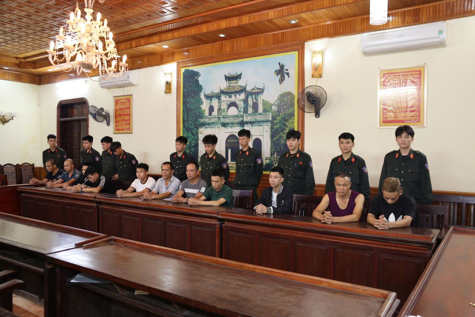 Đột kích trang trại tổ chức đánh bạc ở Hưng Yên , bắt giữ 18 đối tượng - Ảnh 1.