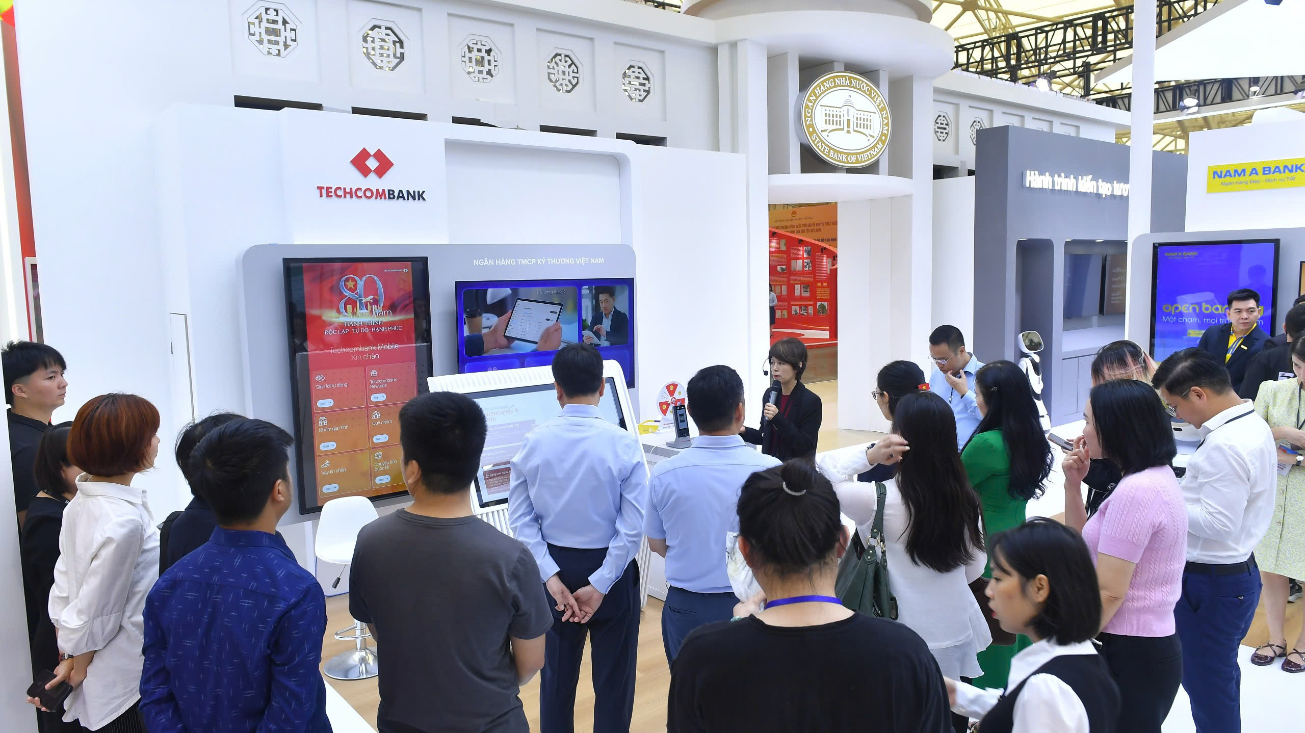 Chiêm ngưỡng bản đồ Việt Nam bằng tiền tại triển lãm thành tựu đất nước - Ảnh 10.