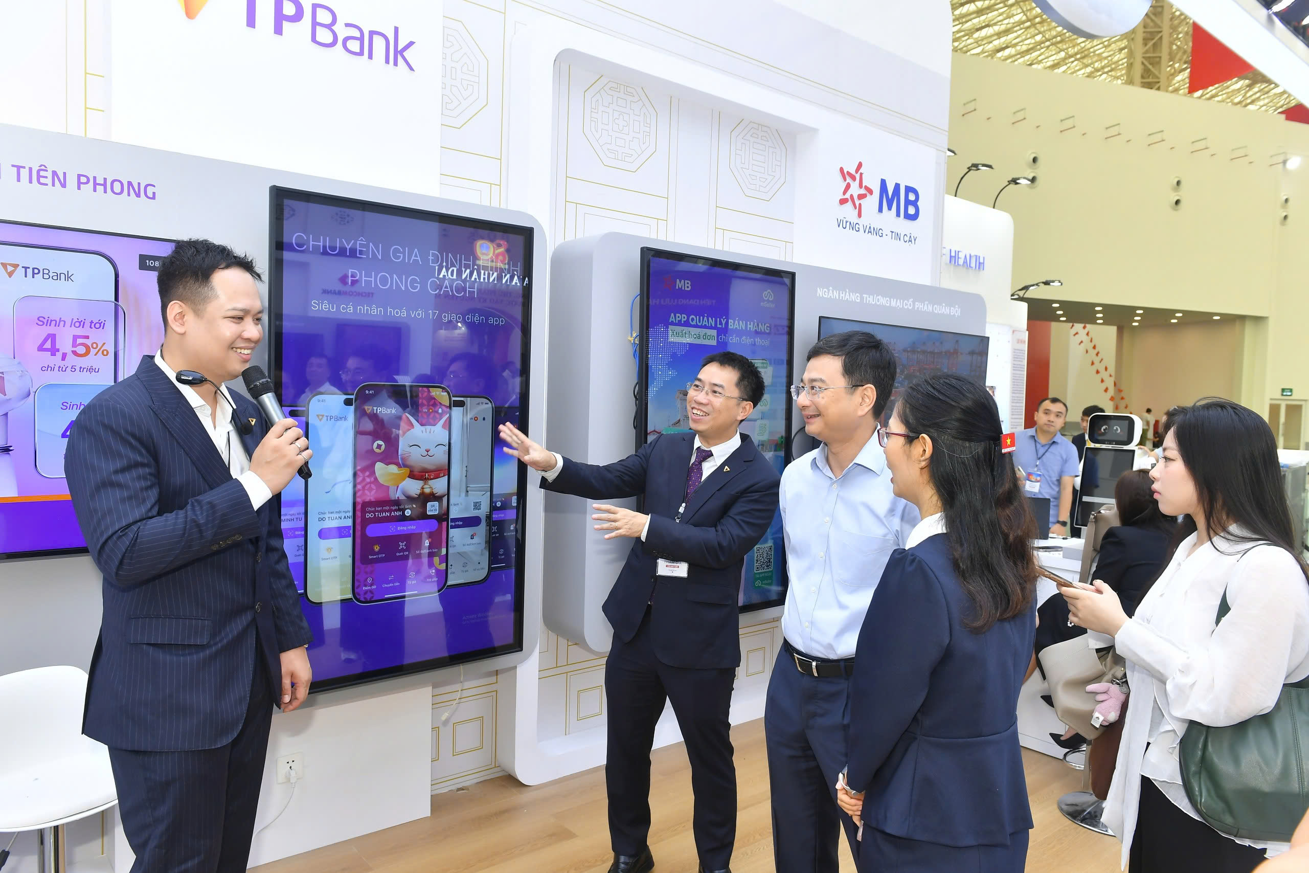 Chiêm ngưỡng bản đồ Việt Nam bằng tiền tại triển lãm thành tựu đất nước - Ảnh 9.
