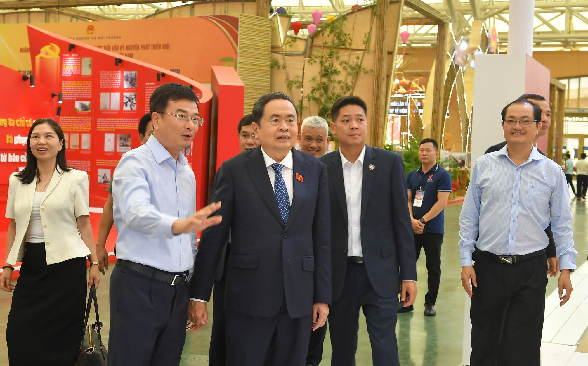 Chiêm ngưỡng bản đồ Việt Nam bằng tiền tại triển lãm thành tựu đất nước - Ảnh 3.