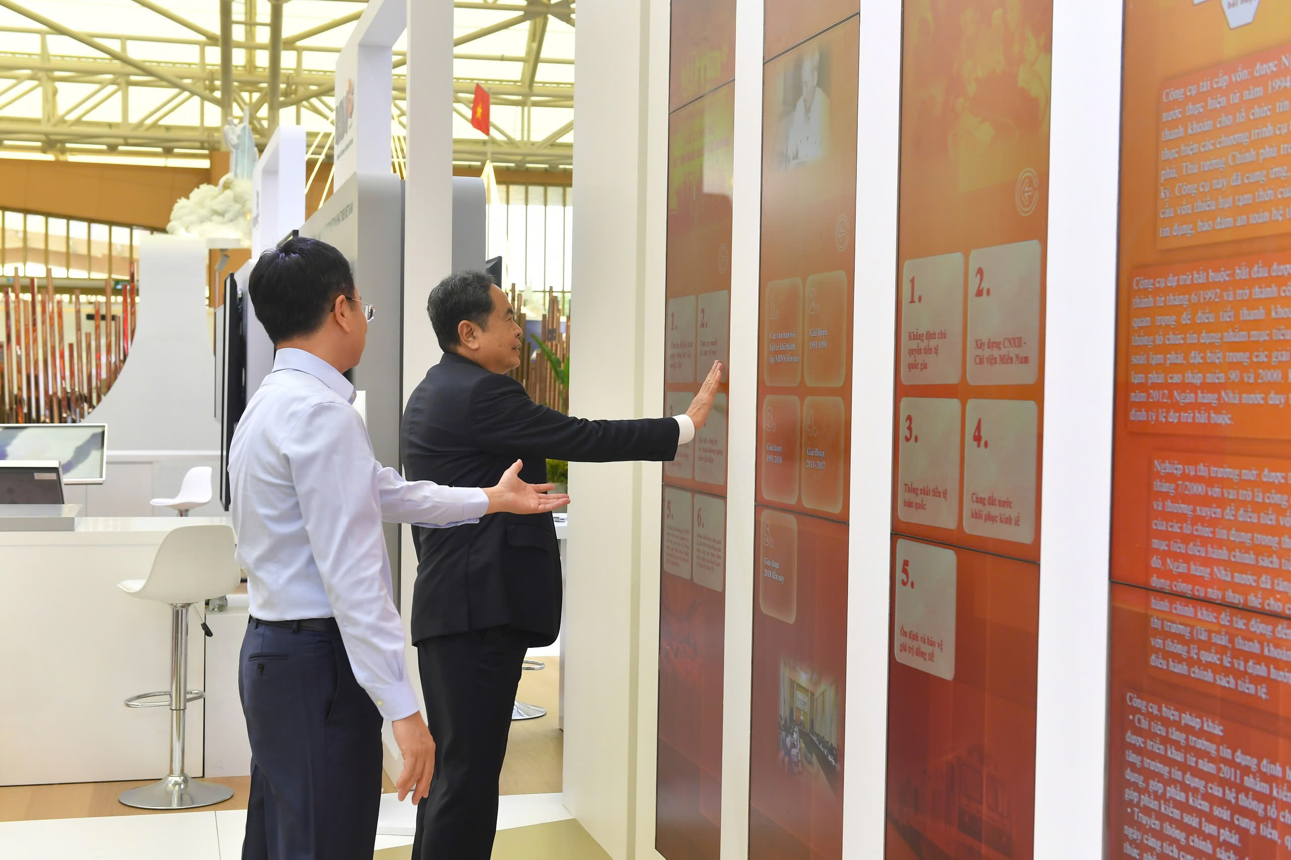 Chiêm ngưỡng bản đồ Việt Nam bằng tiền tại triển lãm thành tựu đất nước - Ảnh 4.