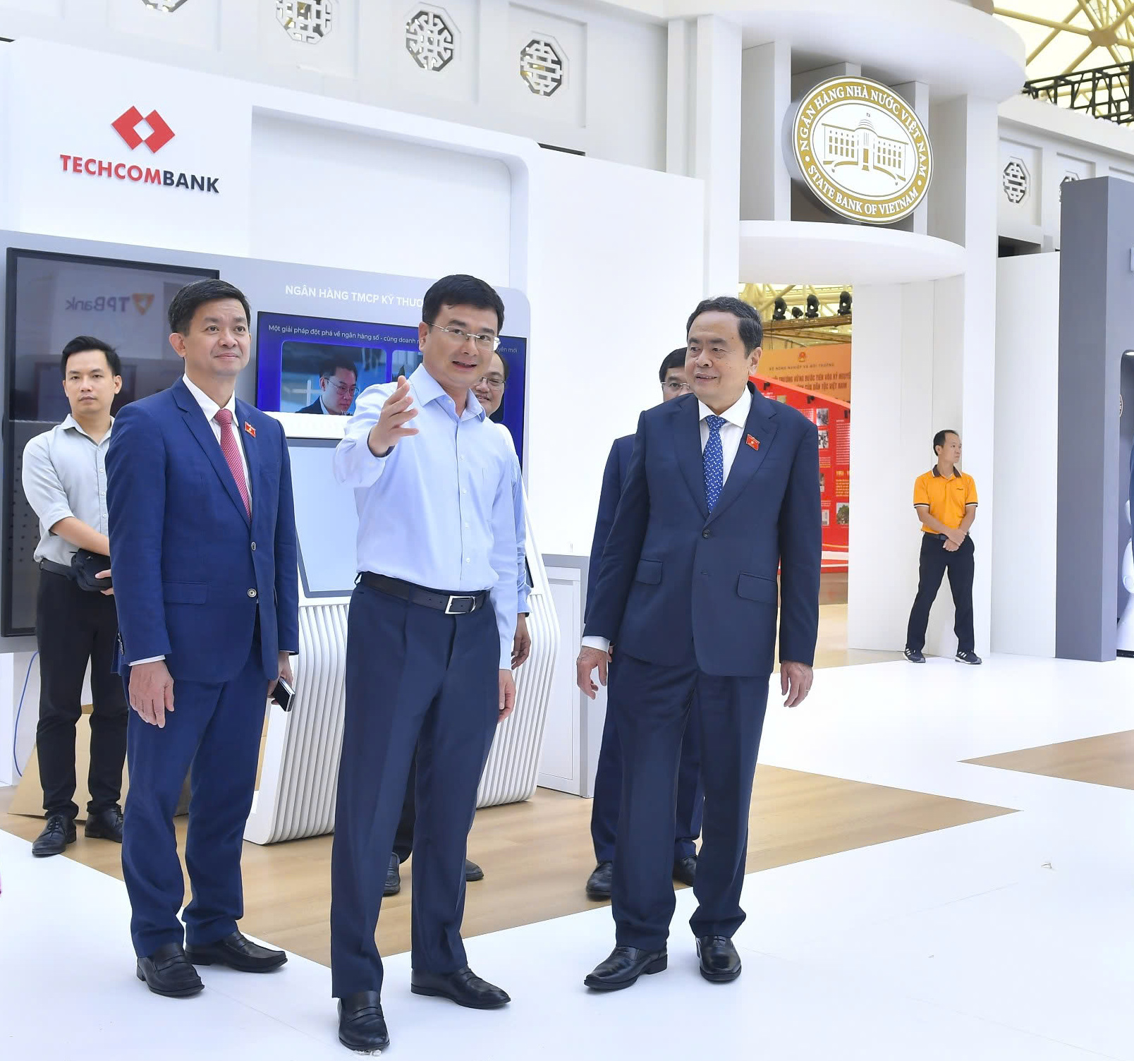 Chiêm ngưỡng bản đồ Việt Nam bằng tiền tại triển lãm thành tựu đất nước - Ảnh 5.