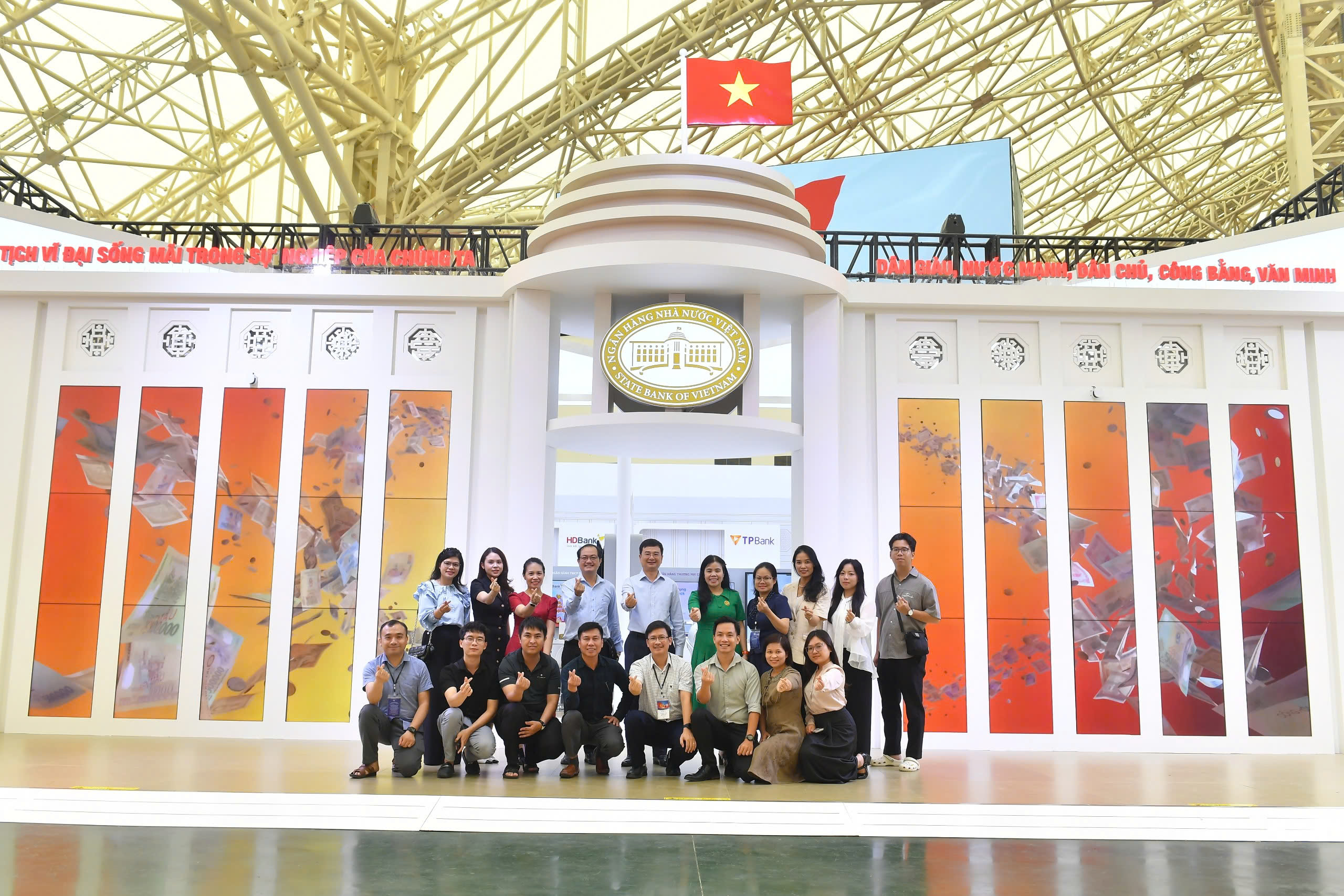 Chiêm ngưỡng bản đồ Việt Nam bằng tiền tại triển lãm thành tựu đất nước - Ảnh 12.