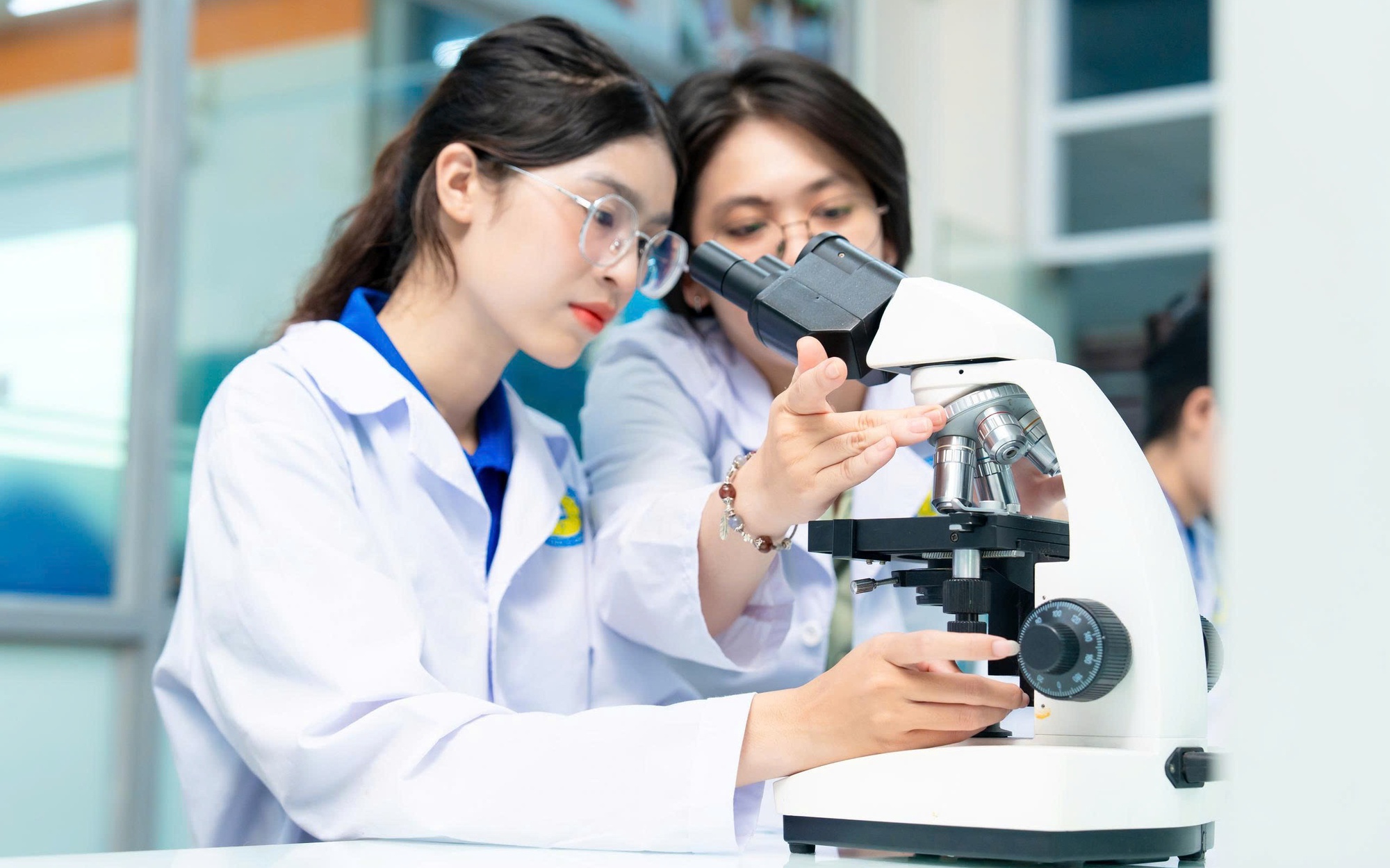 Tạo điều kiện thuận lợi cho các nhà khoa học nữ sáng tạo, cống hiến