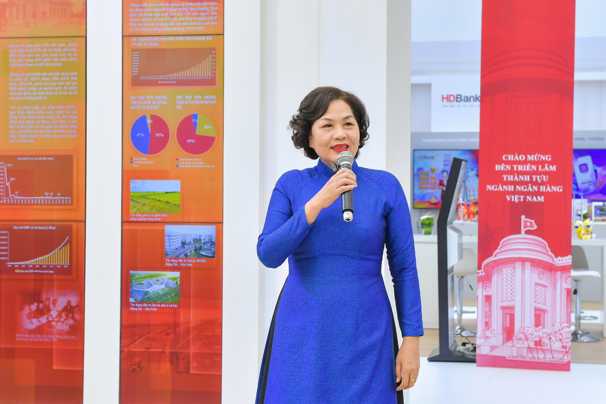 Thống đốc Nguyễn Thị Hồng giới thiệu với khách tham quan về lịch sử đồng tiền Việt Nam- Ảnh 3.
