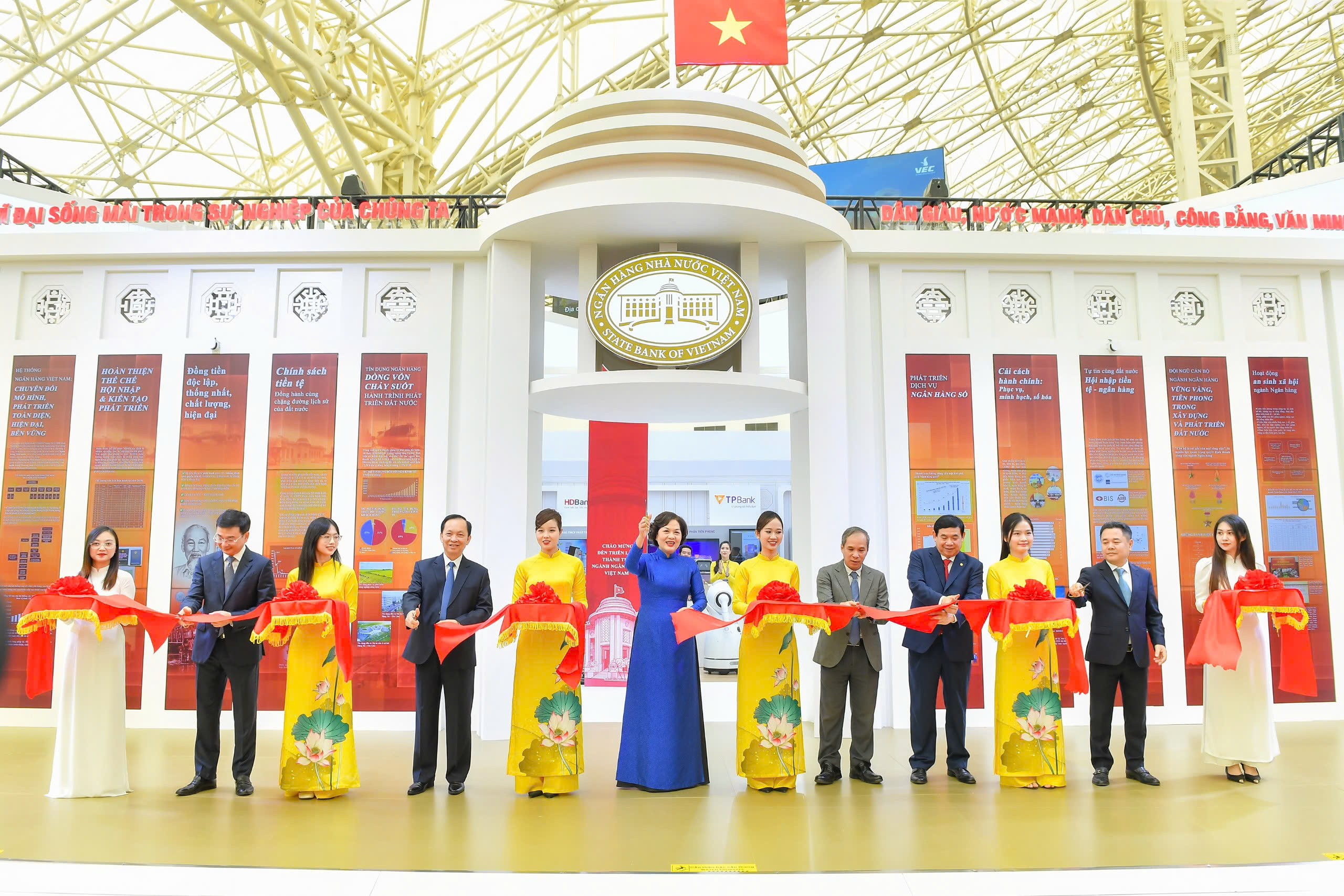 Thống đốc Nguyễn Thị Hồng giới thiệu với khách tham quan về lịch sử đồng tiền Việt Nam- Ảnh 1.