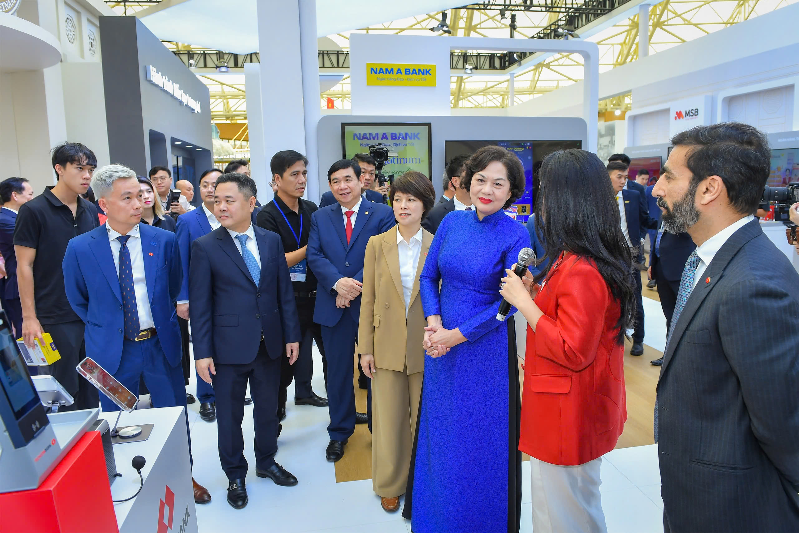 Thống đốc Nguyễn Thị Hồng giới thiệu với khách tham quan về lịch sử đồng tiền Việt Nam- Ảnh 4.