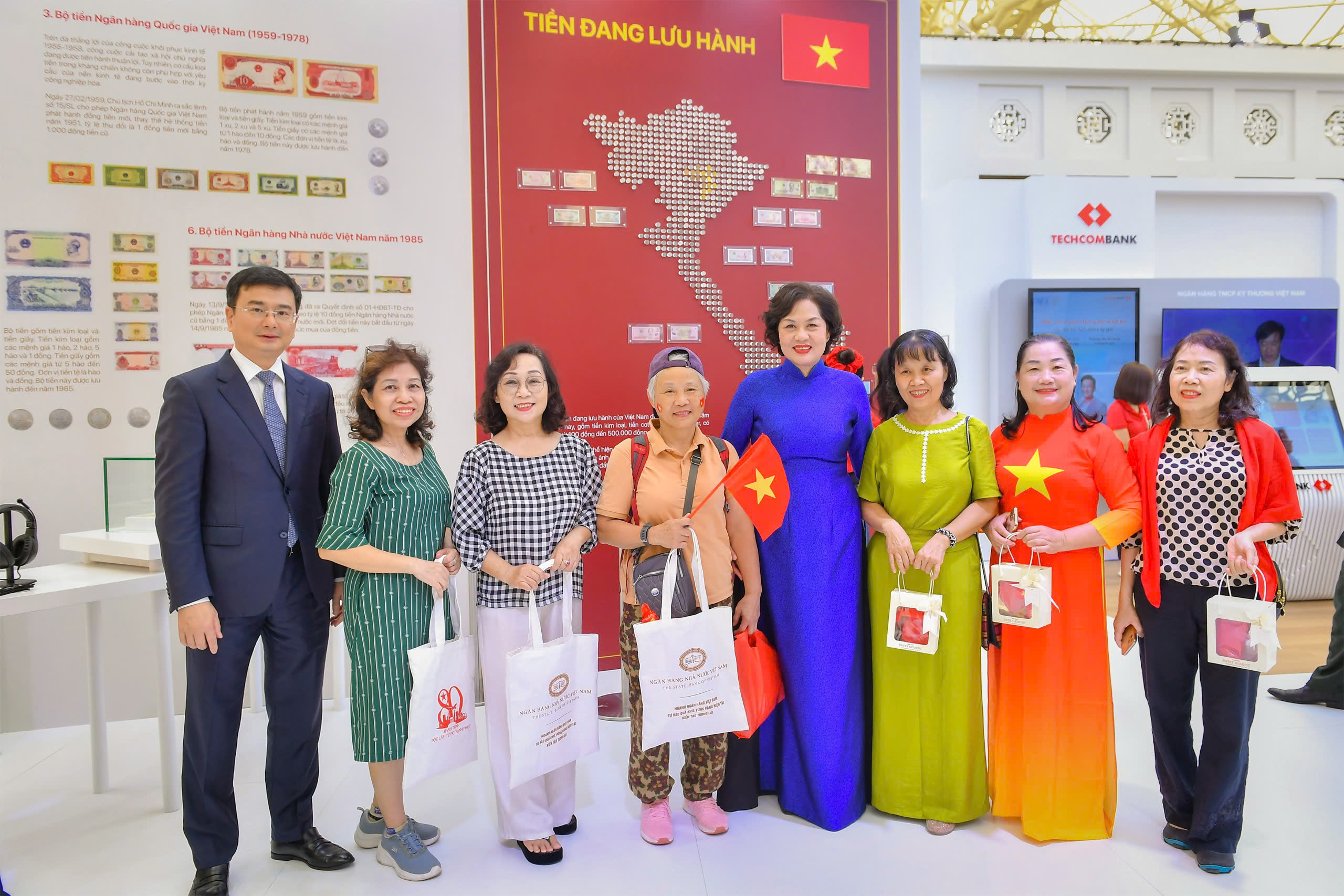 Thống đốc Nguyễn Thị Hồng giới thiệu với khách tham quan về lịch sử đồng tiền Việt Nam- Ảnh 7.