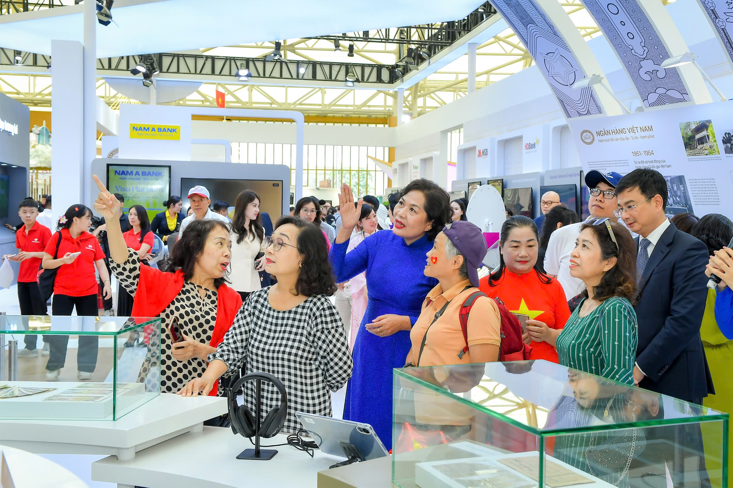 Thống đốc Nguyễn Thị Hồng giới thiệu với khách tham quan về lịch sử đồng tiền Việt Nam- Ảnh 2.