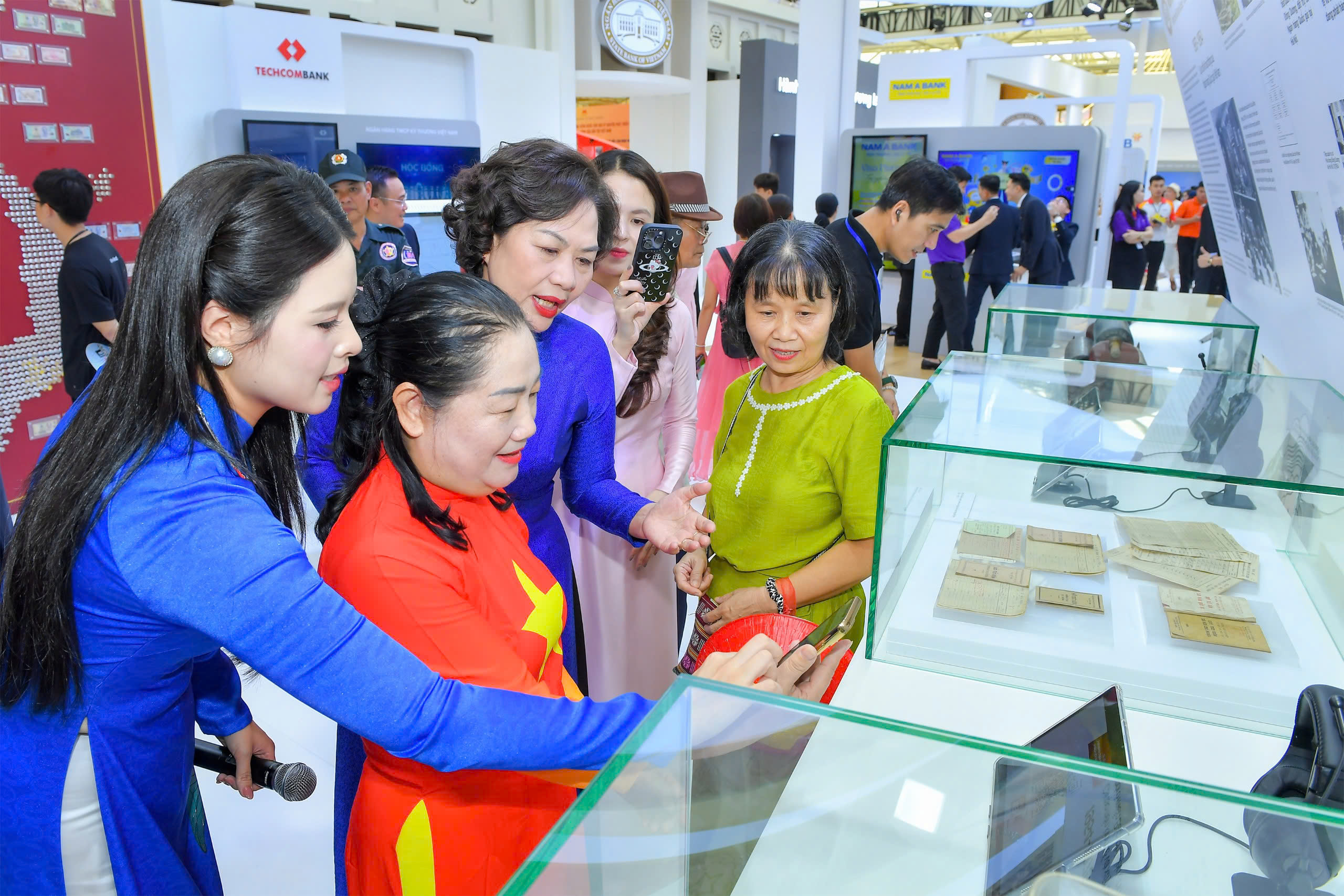 Thống đốc Nguyễn Thị Hồng giới thiệu với khách tham quan về lịch sử đồng tiền Việt Nam- Ảnh 6.