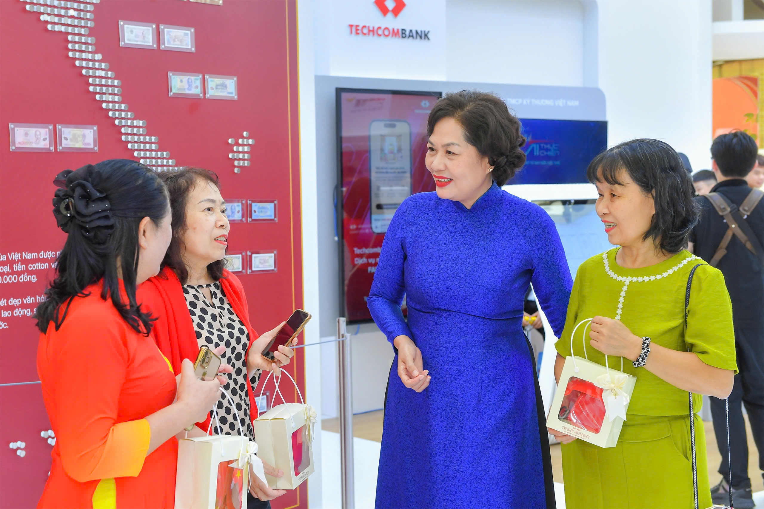 Thống đốc Nguyễn Thị Hồng giới thiệu với khách tham quan về lịch sử đồng tiền Việt Nam- Ảnh 5.