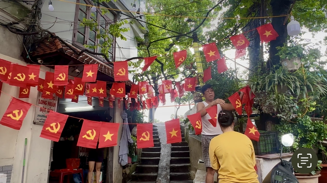 VIDEO: Người dân Hà Nội giăng cờ chào đón Quốc khánh 2-9 - Ảnh 8.
