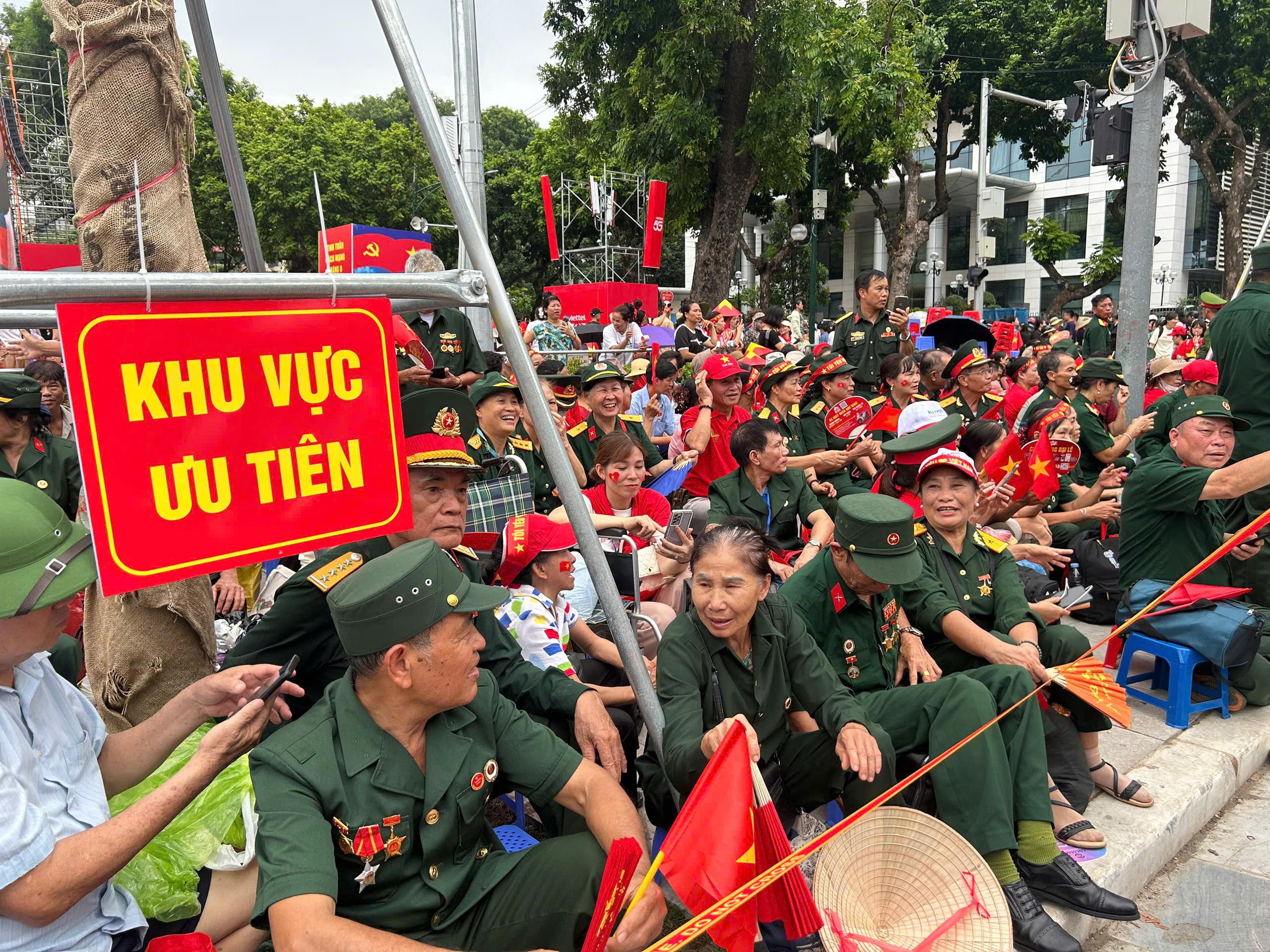 Cựu chiến binh đến từ 7 giờ sáng 29-8, xúc động khi được ưu tiên vị trí "VIP" xem diễu binh- Ảnh 2.