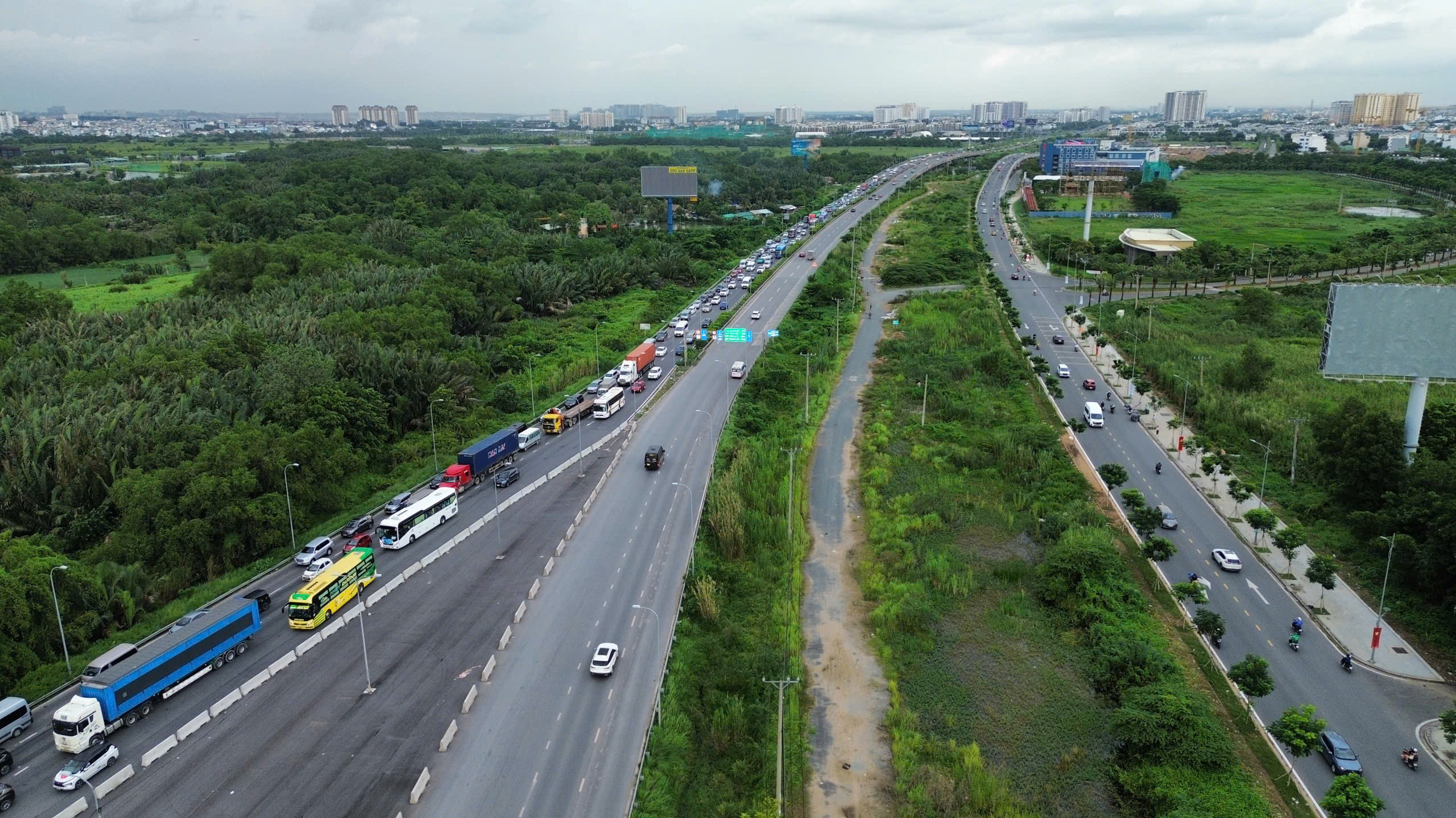 Cận cảnh người d&acirc;n TP HCM về qu&ecirc; nghỉ lễ ở nhiều tuyến đường chiều tối 29-8- Ảnh 1.