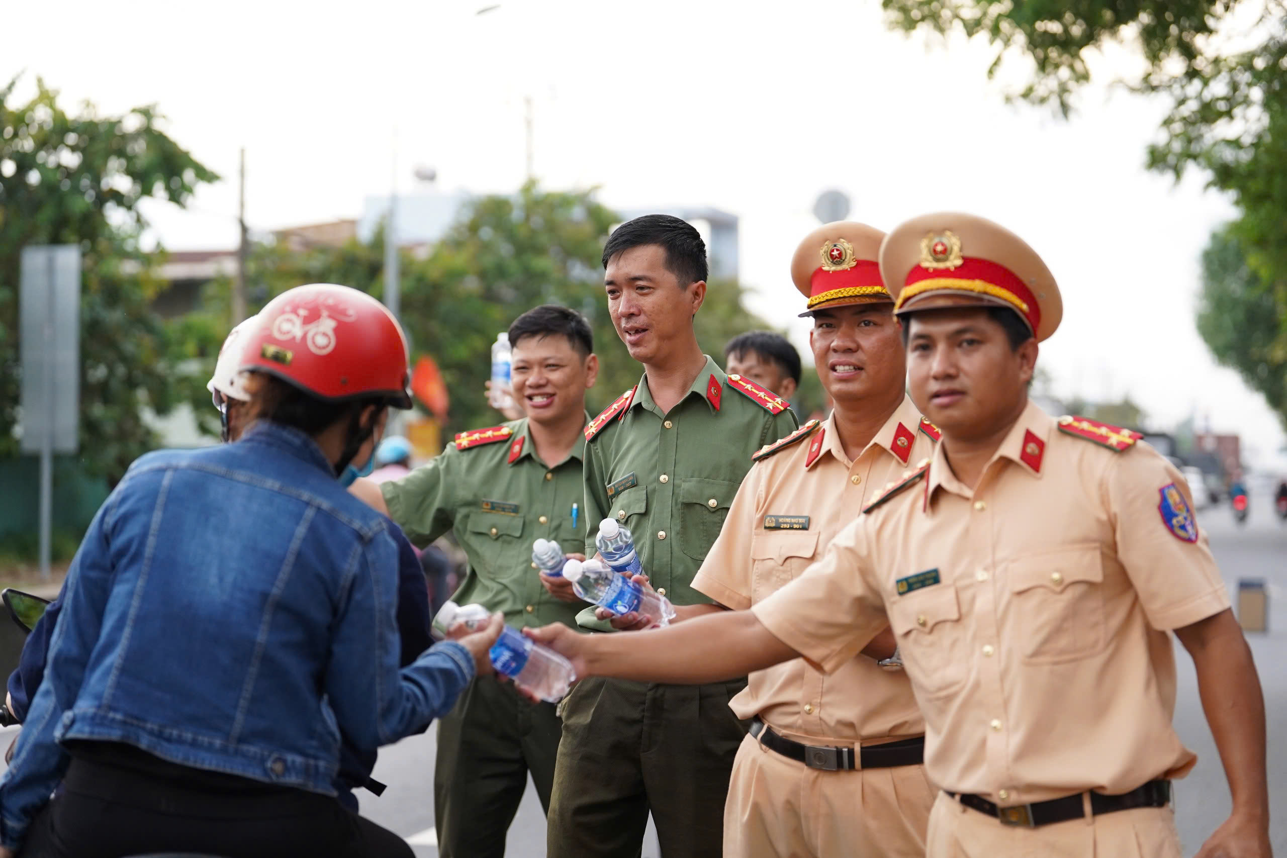 Cận cảnh người d&acirc;n TP HCM về qu&ecirc; nghỉ lễ ở nhiều tuyến đường chiều tối 29-8- Ảnh 19.