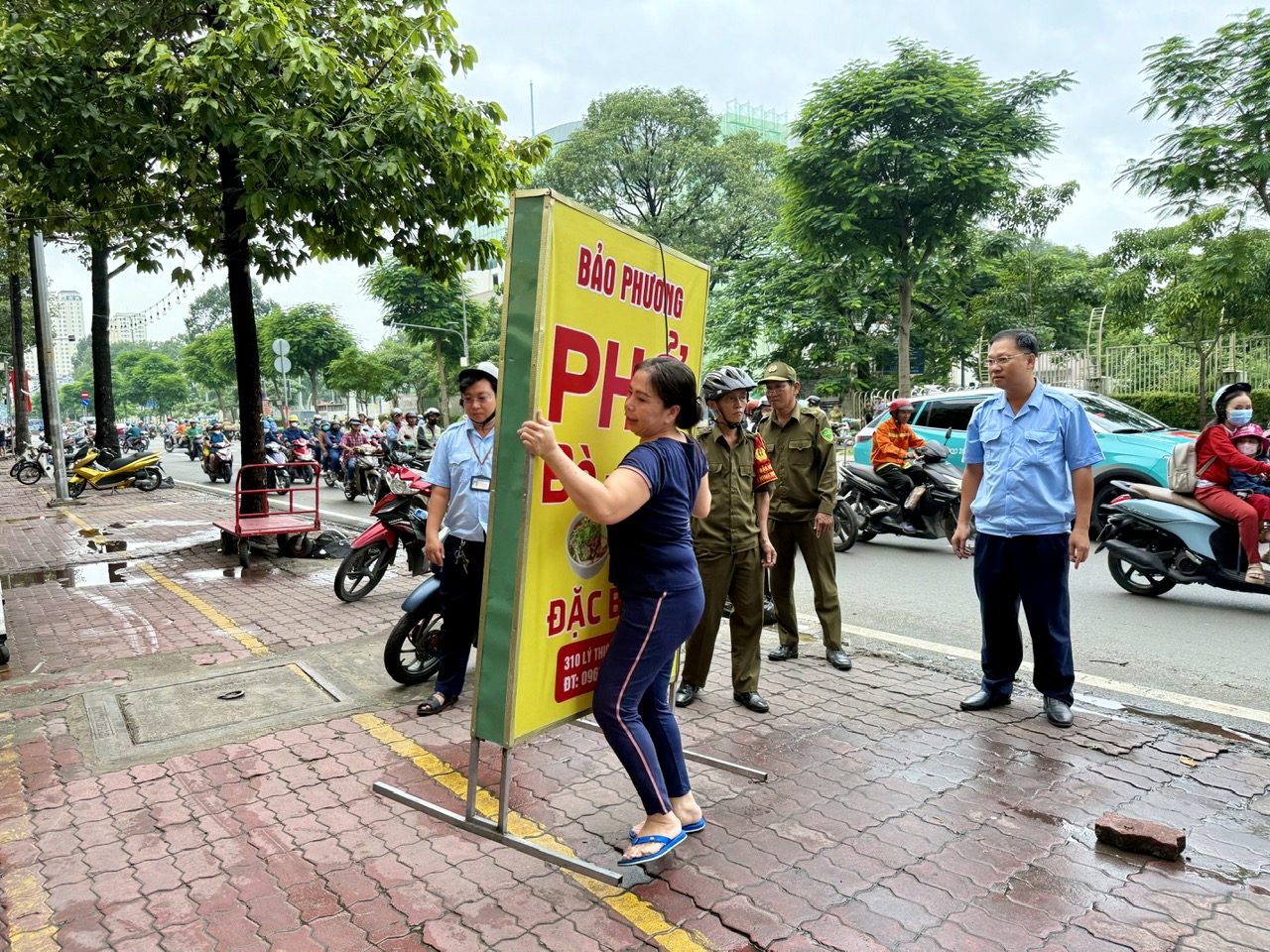 Phường trung tâm của TP HCM ra quân tăng cường quản lý trật tự đô thị, - Ảnh 3.