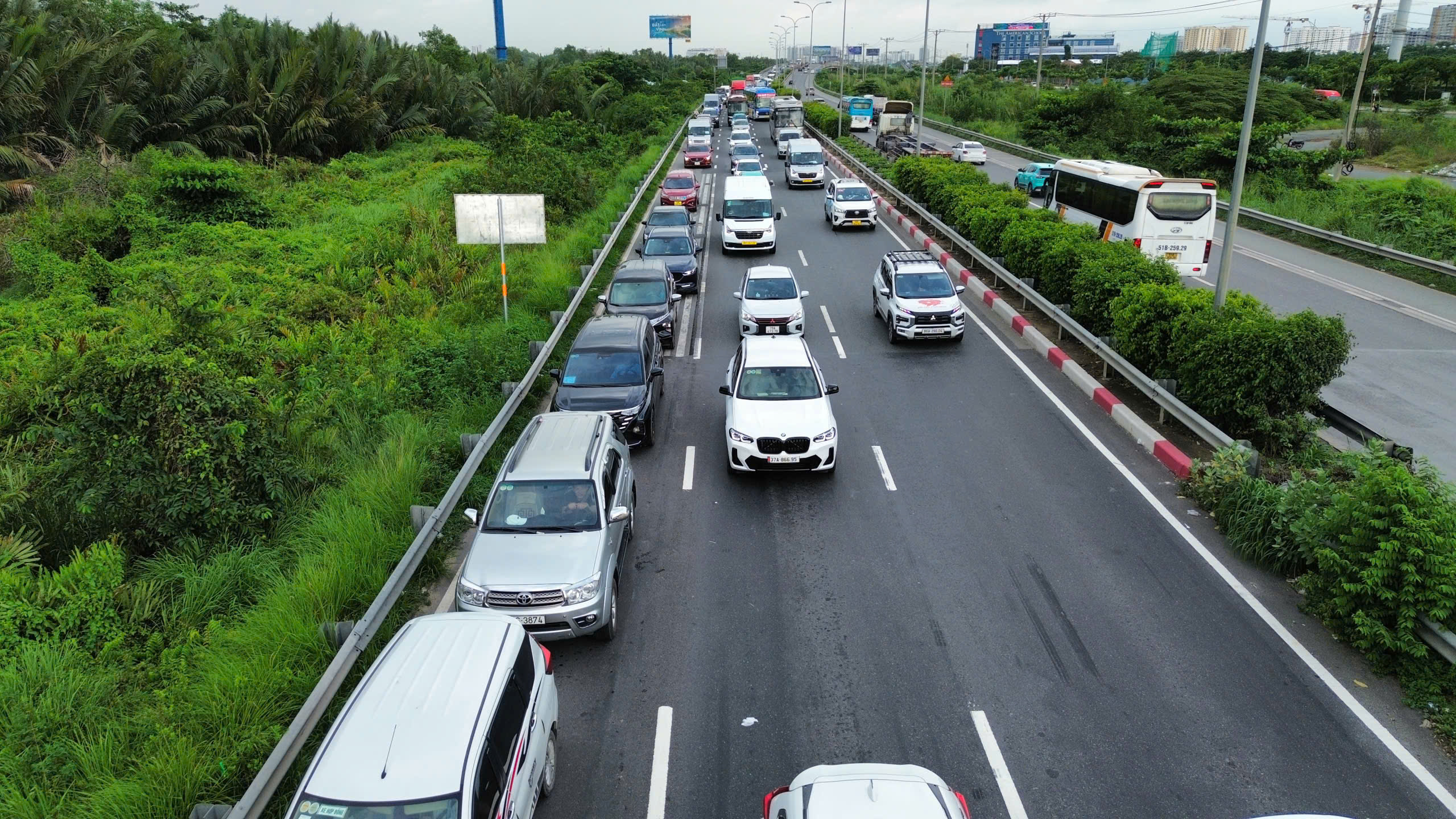 Cận cảnh người d&acirc;n TP HCM về qu&ecirc; nghỉ lễ ở nhiều tuyến đường chiều tối 29-8- Ảnh 4.