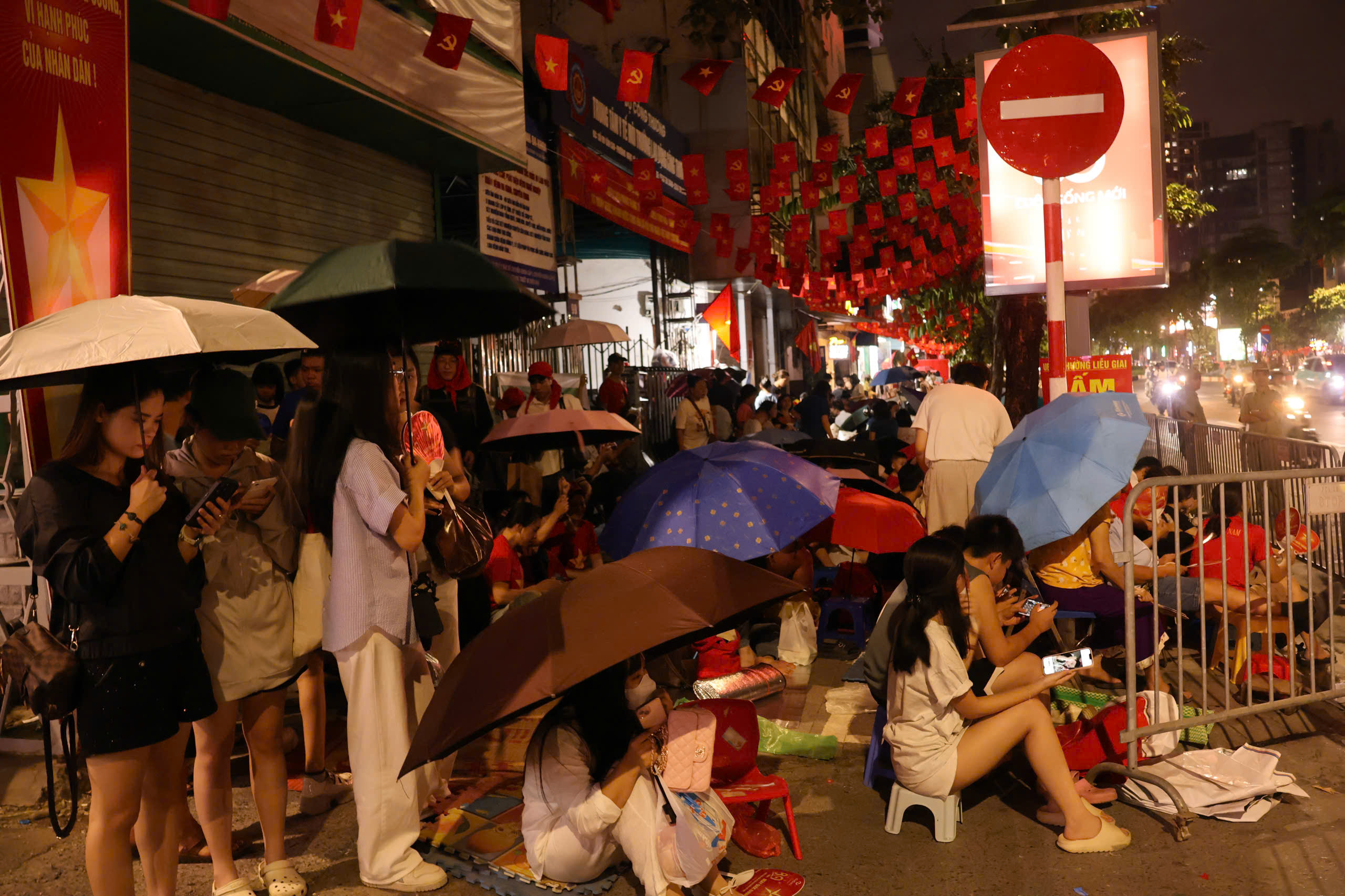 H&agrave; Nội mưa to , người d&acirc;n ki&ecirc;n tr&igrave; chờ xem diễu h&agrave;nh xuy&ecirc;n đ&ecirc;m - Ảnh 7.