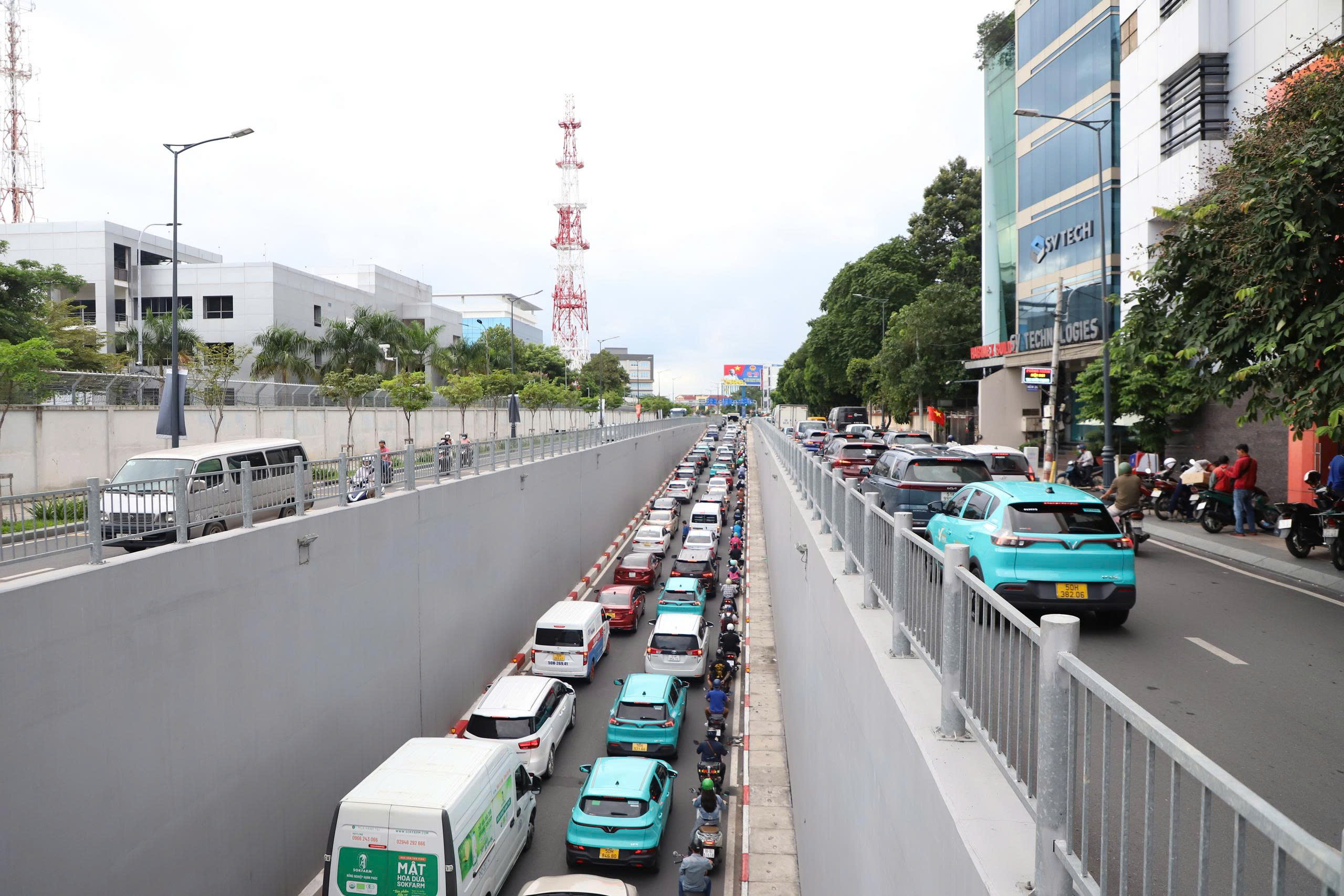 Cận cảnh người d&acirc;n TP HCM về qu&ecirc; nghỉ lễ ở nhiều tuyến đường chiều tối 29-8- Ảnh 16.