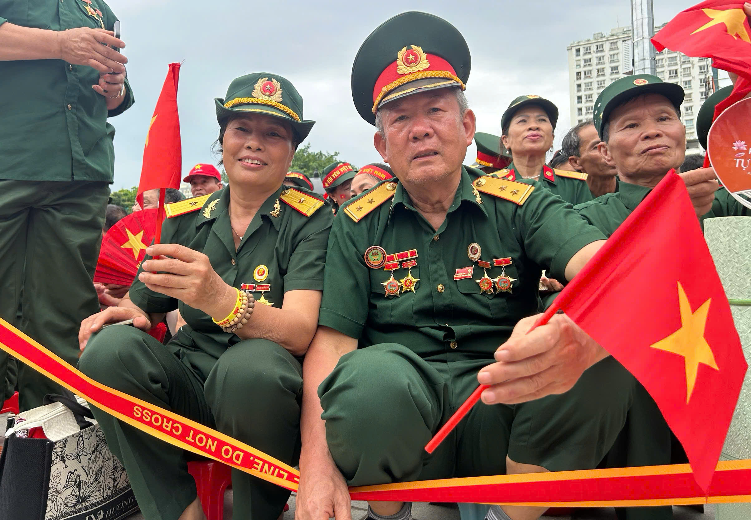 Cựu chiến binh đến từ 7 giờ sáng 29-8, xúc động khi được ưu tiên vị trí "VIP" xem diễu binh- Ảnh 1.