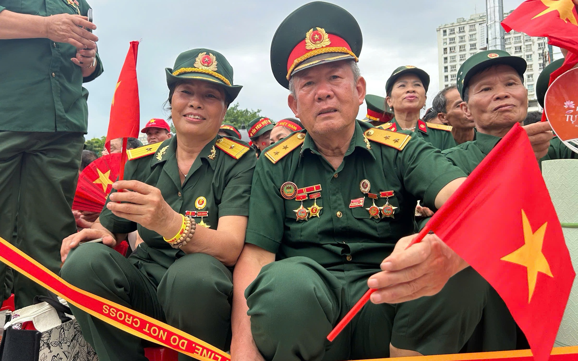 Cựu chiến binh đến từ 7 giờ sáng 29-8, xúc động khi được ưu tiên vị trí "VIP" xem diễu binh