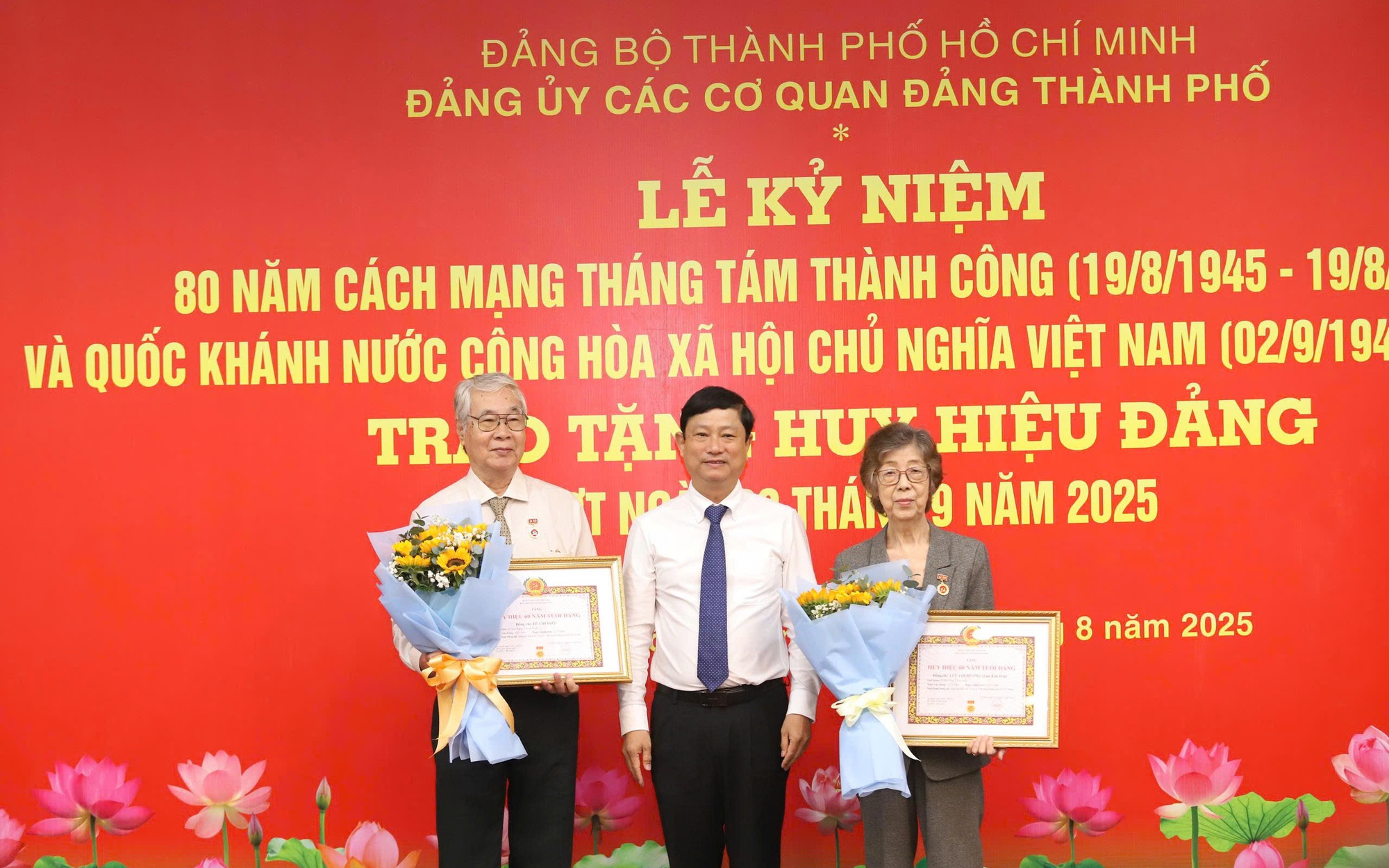 Chủ tịch HĐND TP HCM Võ Văn Minh trao Huy hiệu Đảng đợt 2-9 cho đảng viên
