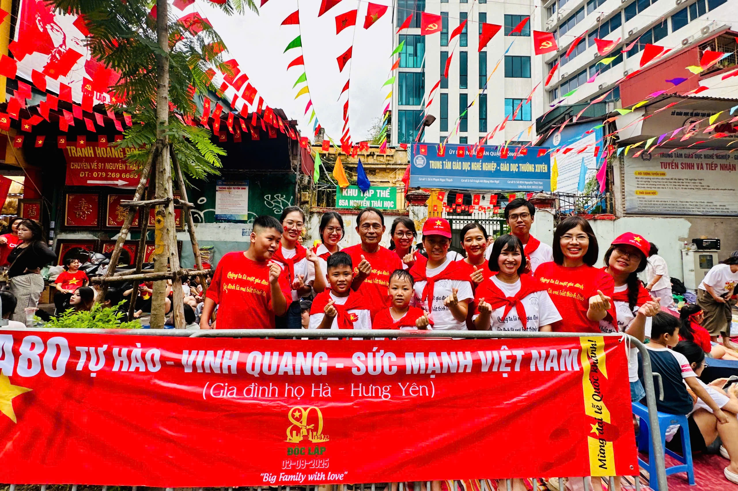 Đại gia đình 20 người với mâm cỗ đủ xôi, gà trên vỉa hè chờ tổng duyệt diễu binh A80- Ảnh 3.