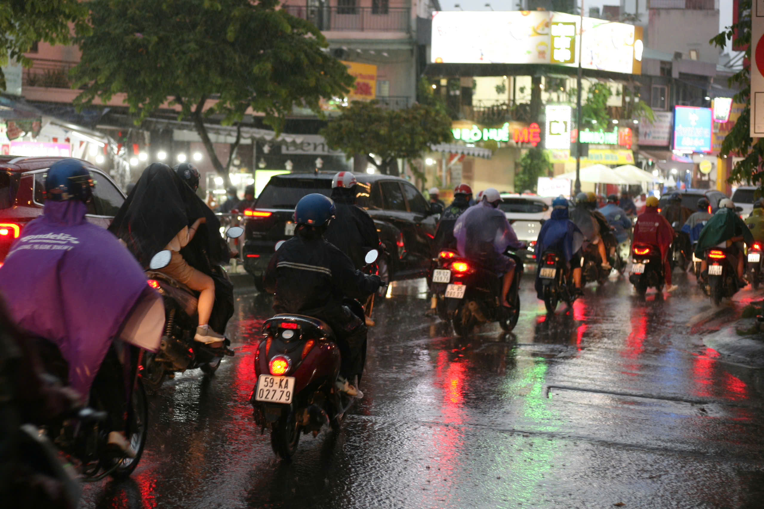 TP HCM: Trời mưa tầm t&atilde; k&egrave;m theo sấm chớp v&agrave; d&ocirc;ng gi&oacute; mạnh- Ảnh 9.